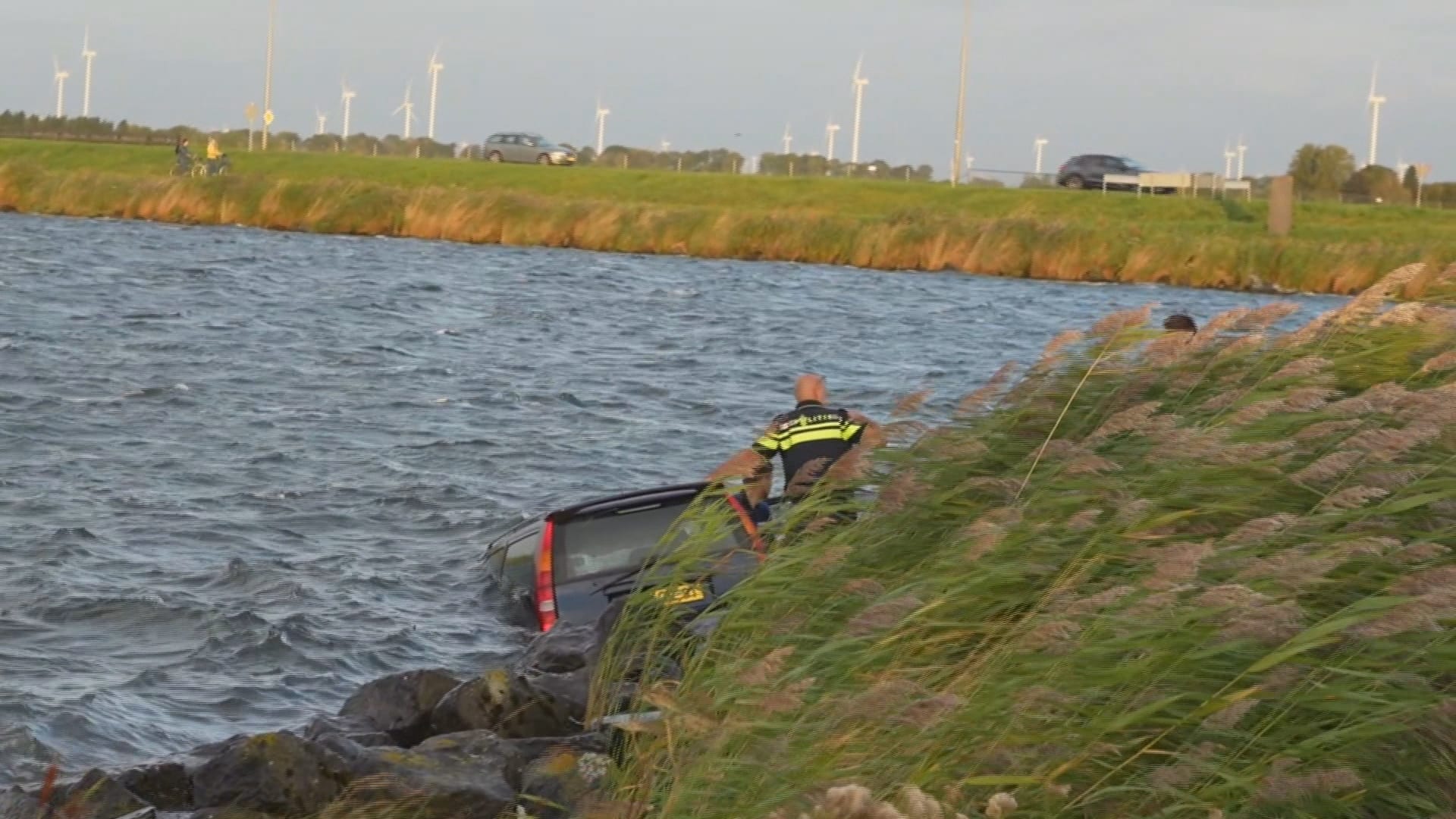 Vrouw verliest macht over het stuur en rijdt met auto het water in