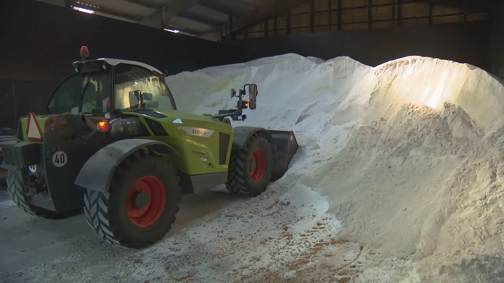 Het is 35 graden en tóch rijdt er een strooiwagen door de straten