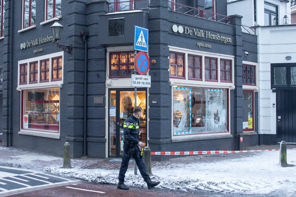 Daders maken grote buit bij opticien in centrum Laren