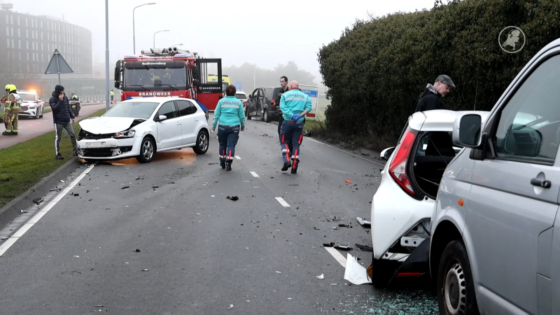 Chaos op brug Ringvaart: vrachtwagen door vangrails op fietspad