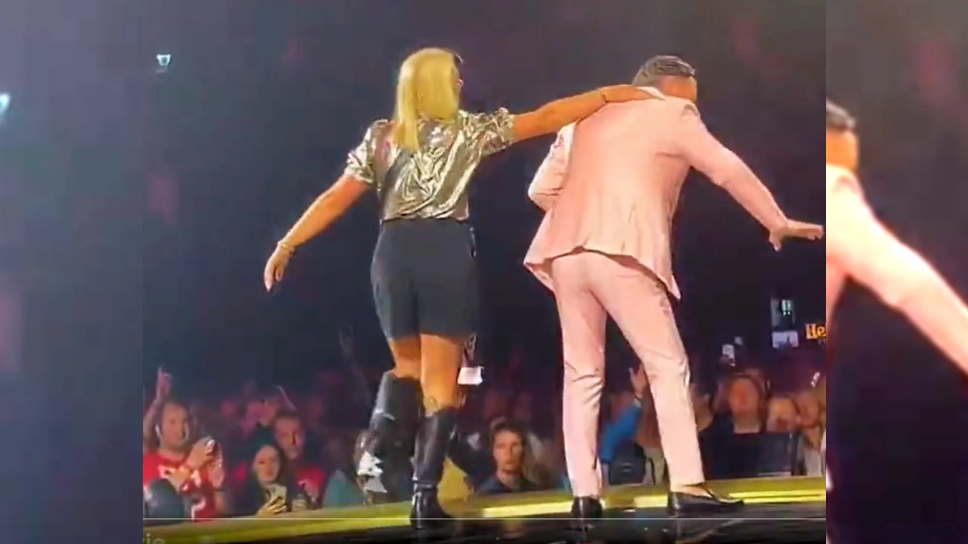 Zanger Tino Martin belaagd door fan tijdens optreden in Ziggo Dome