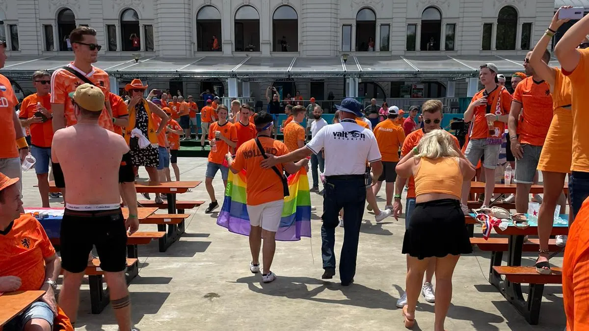 UEFA: regenboogvlaggen bij EK wel welkom in stadion
