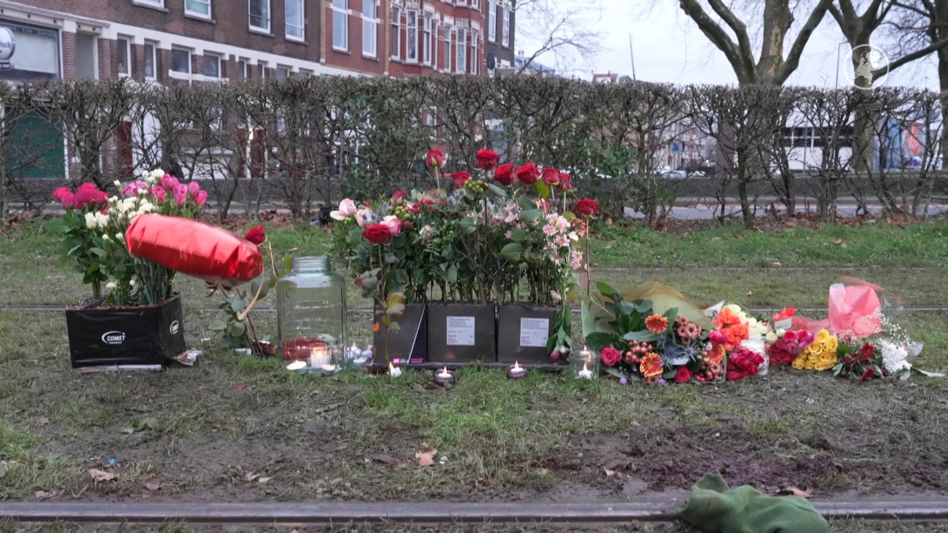 Bloemen voor door vuurwerk omgekomen Jack (14) in Rotterdam