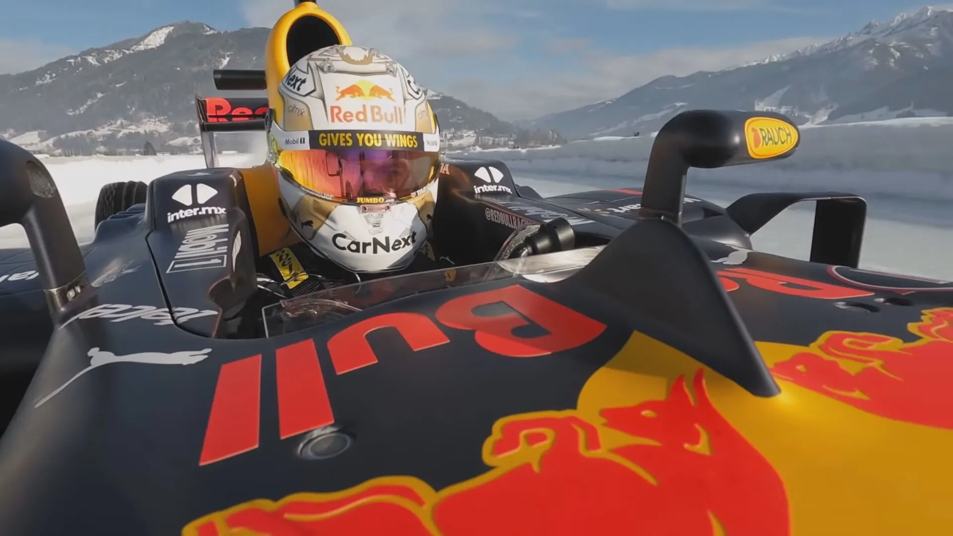 Wereldkampioen Max Verstappen scheurt met startnummer 1 over bevroren racebaan in Oostenrijk