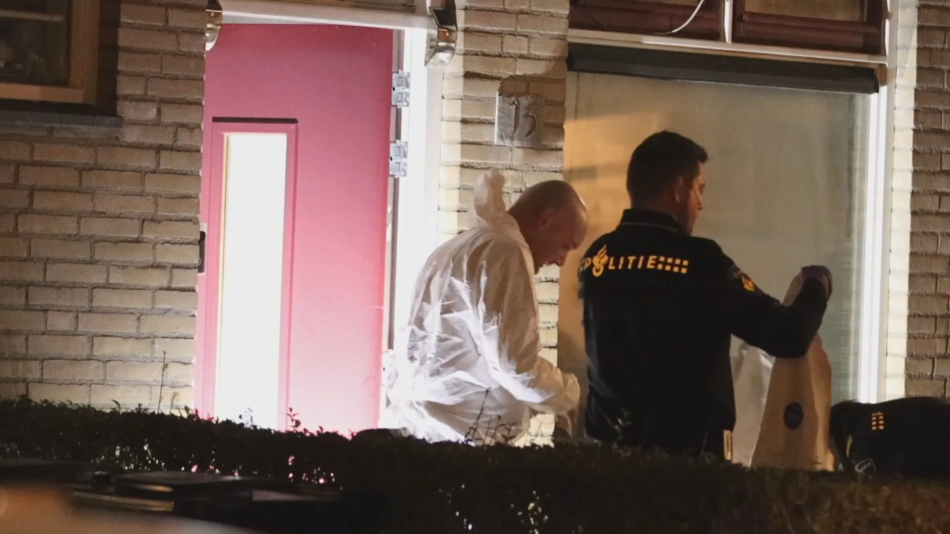 Kinderen in woning tijdens doodschieten vrouw, politie pakt twee mannen op