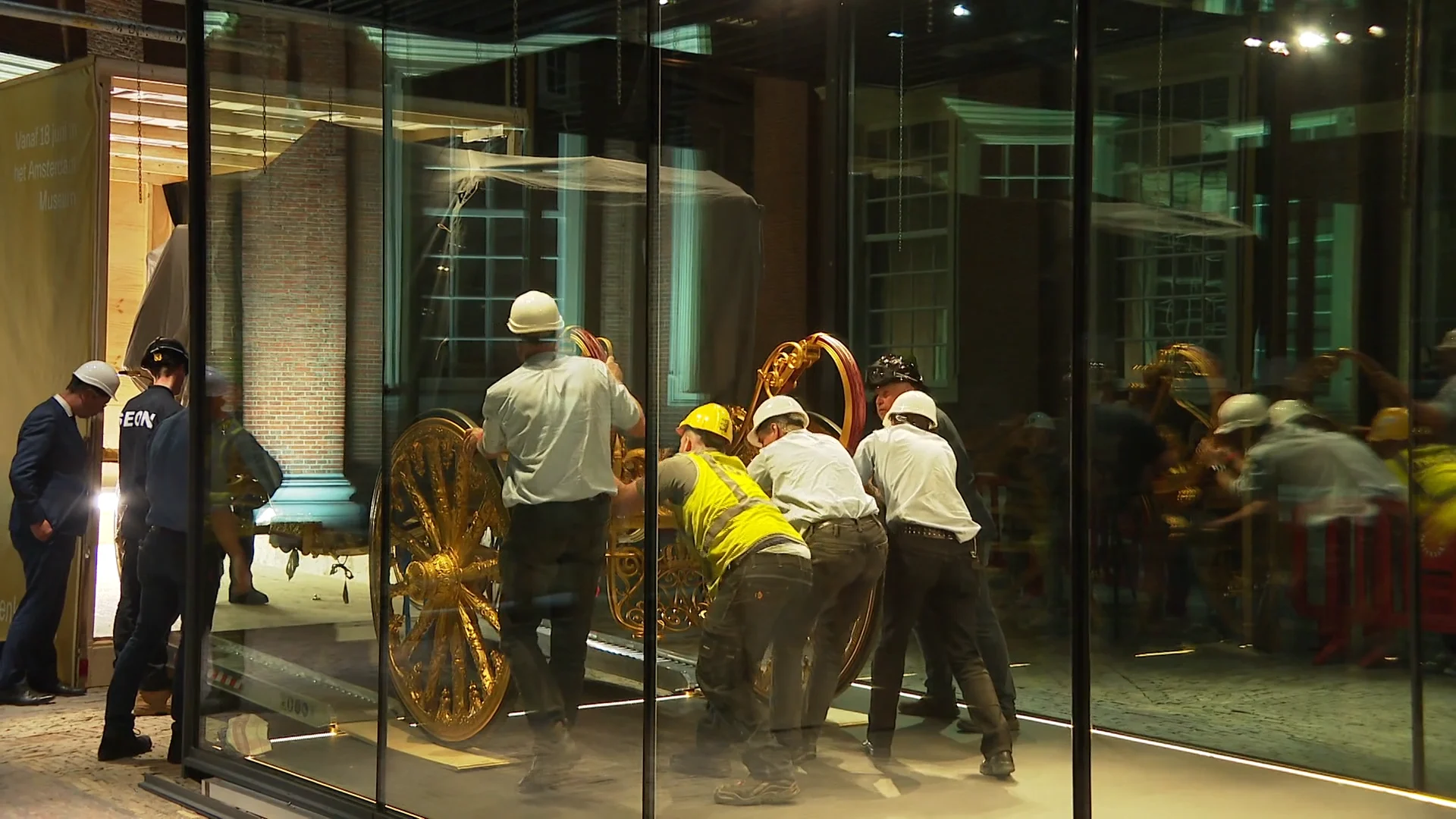 VIDEO: Gouden Koets met kraan over Amsterdams museumdak getakeld