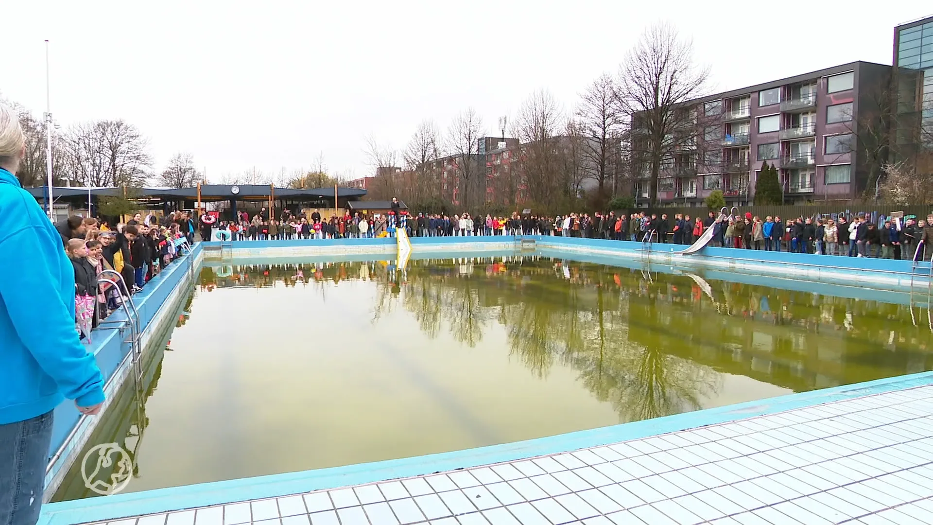 Honderden kinderen protesteren tegen sluiting Zuid-Hollands zwembad: 'Verder is er niets hier'