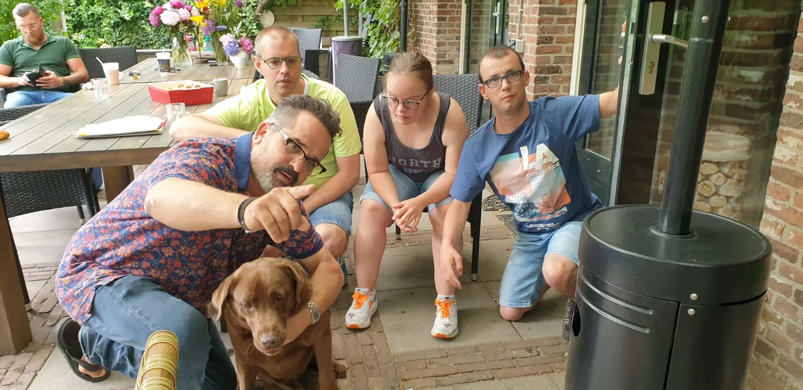 Labrador Tooske gevonden in de garage van de buren, gehandicapteninstelling dolblij