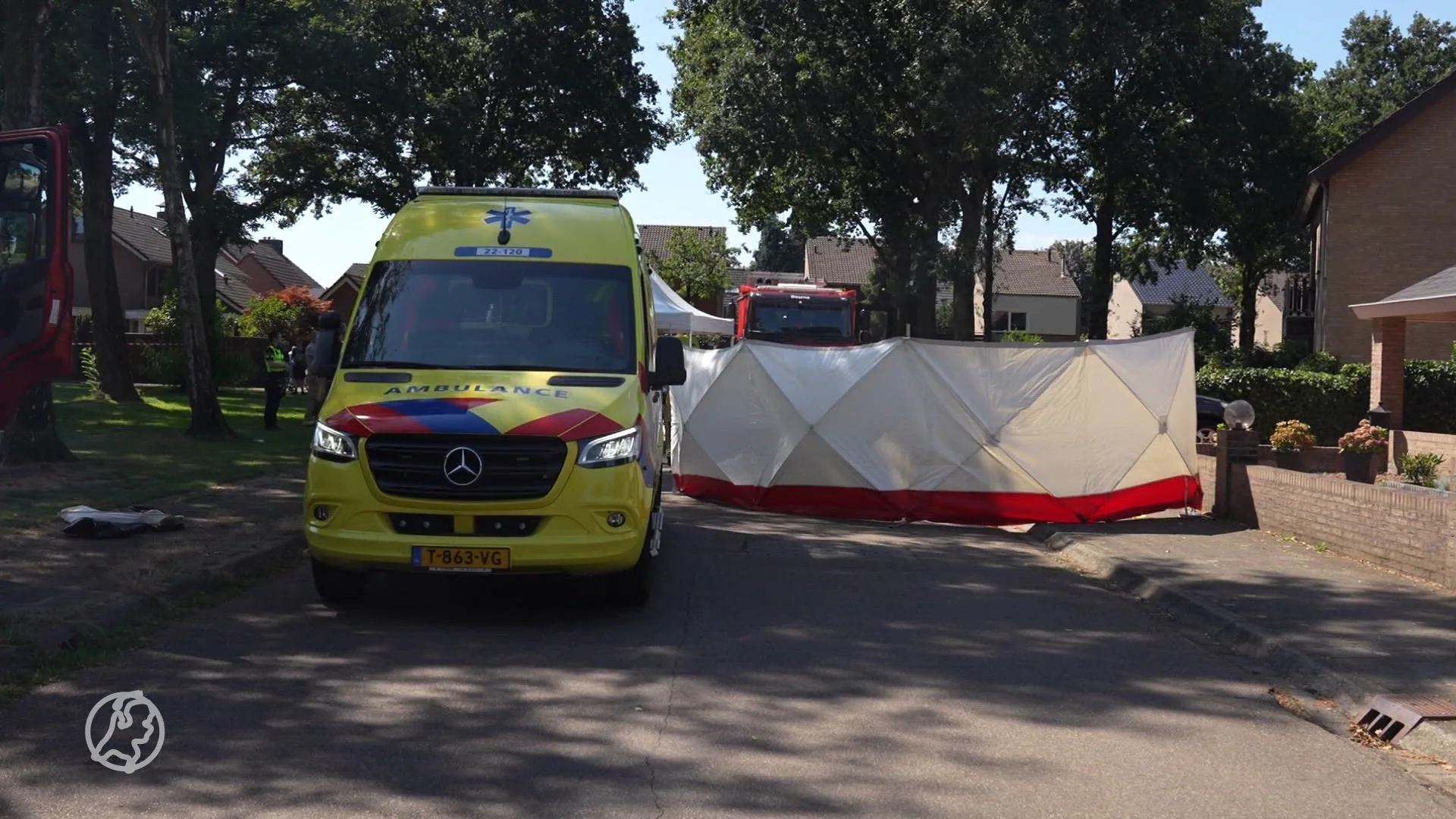 Vrouw (74) komt onder eigen achteruitrollende auto terecht en overlijdt