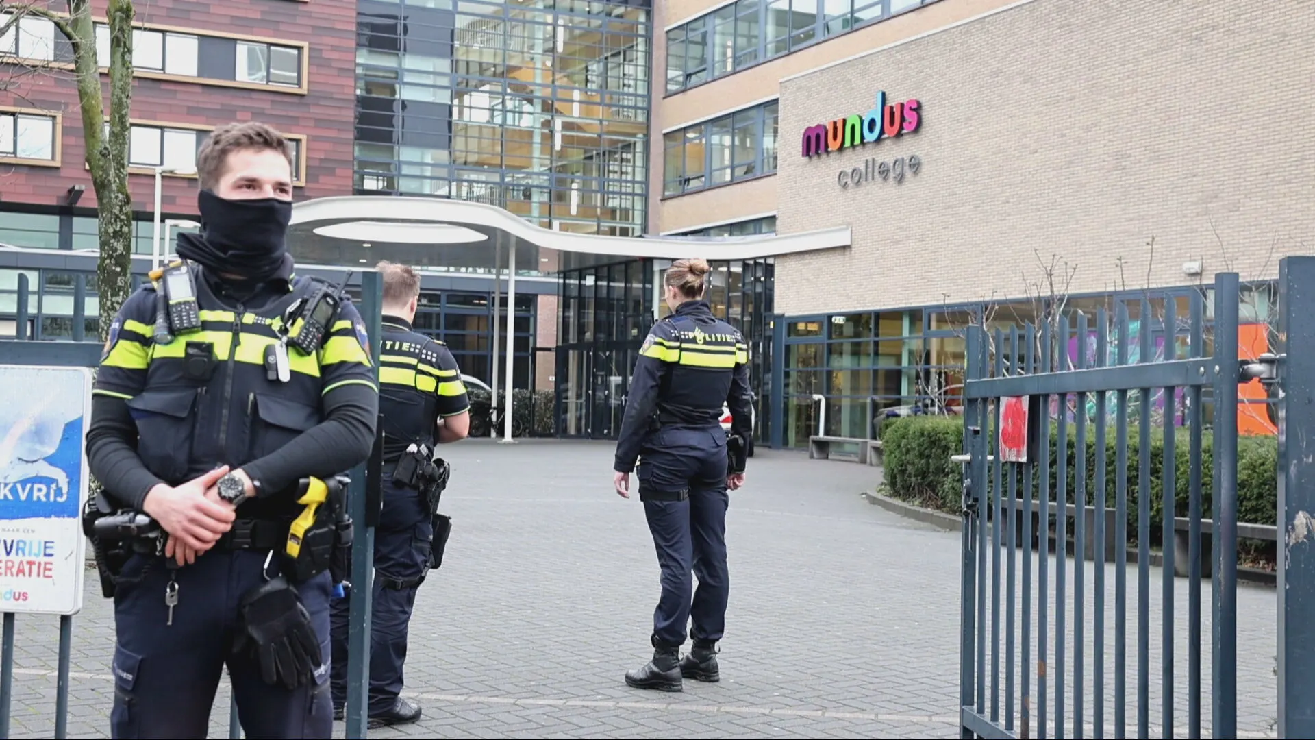 Jongen neergestoken op middelbare school in Amsterdam, 6 aanhoudingen