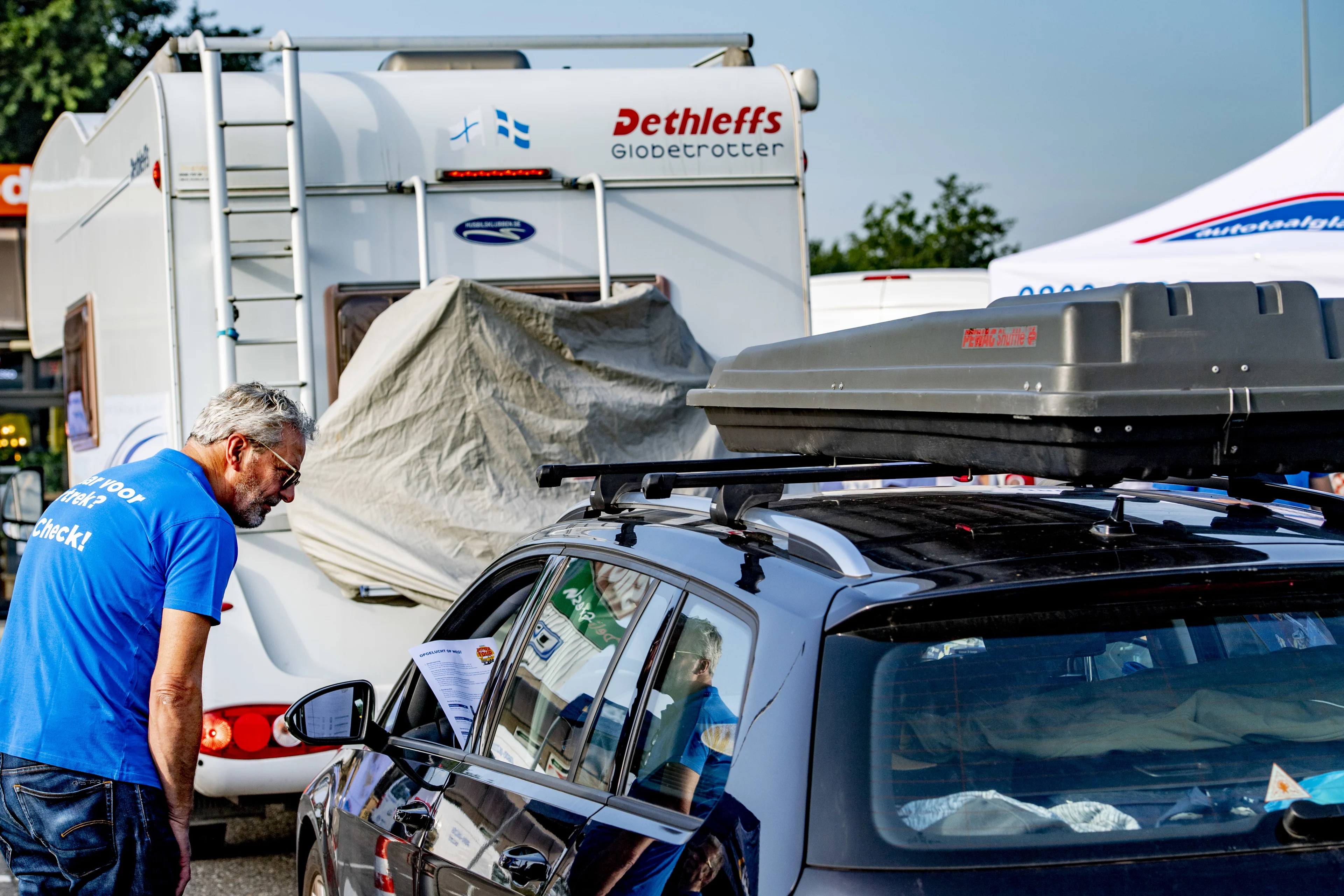 Vakantiegangers doen laatste autocheck bij Hazeldonk: 'Regel je verzekeringen'