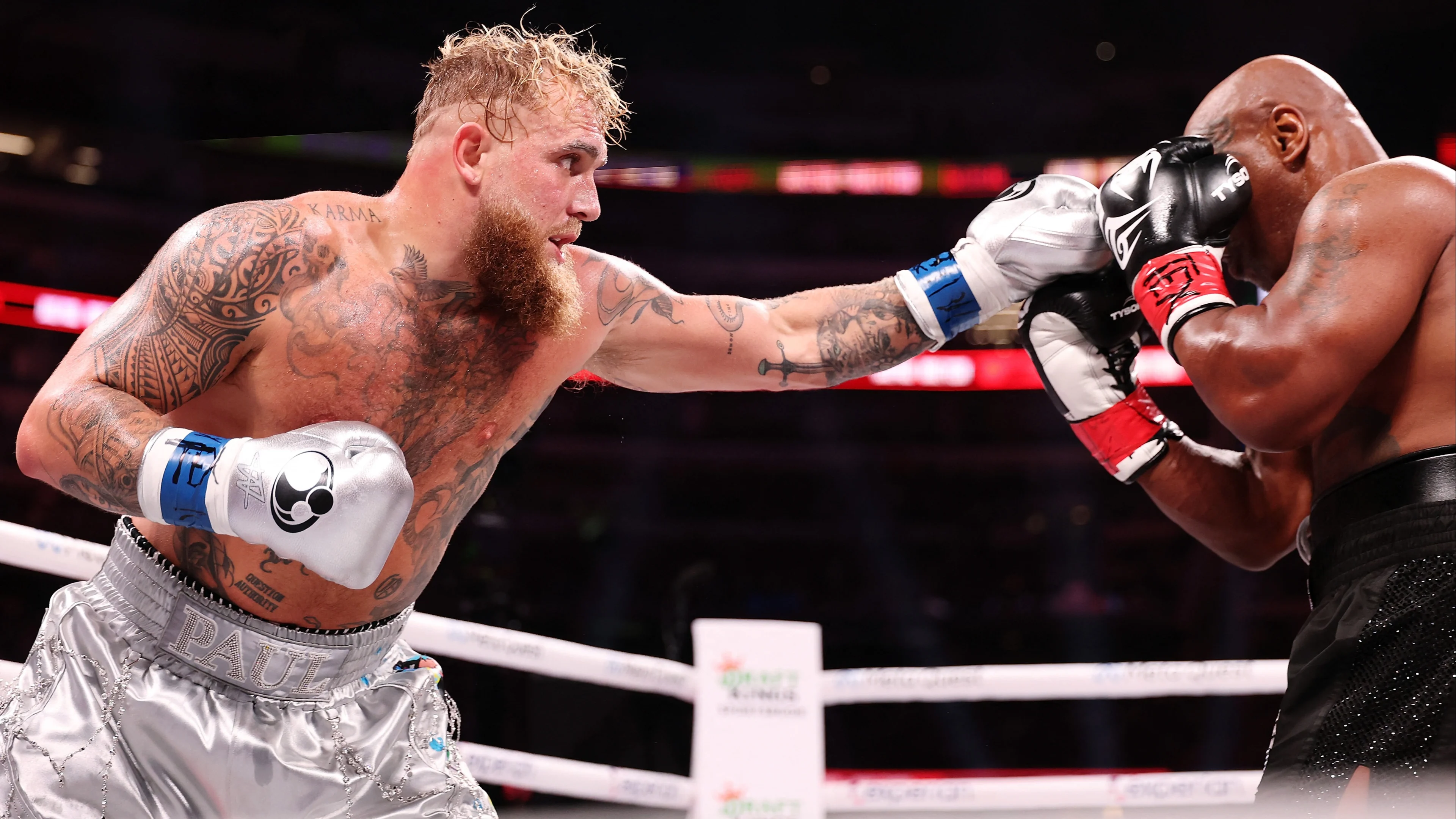 Netflix-kijkers woest na haperende bokswedstrijd: 'Kwam ik hiervoor uit bed?!'