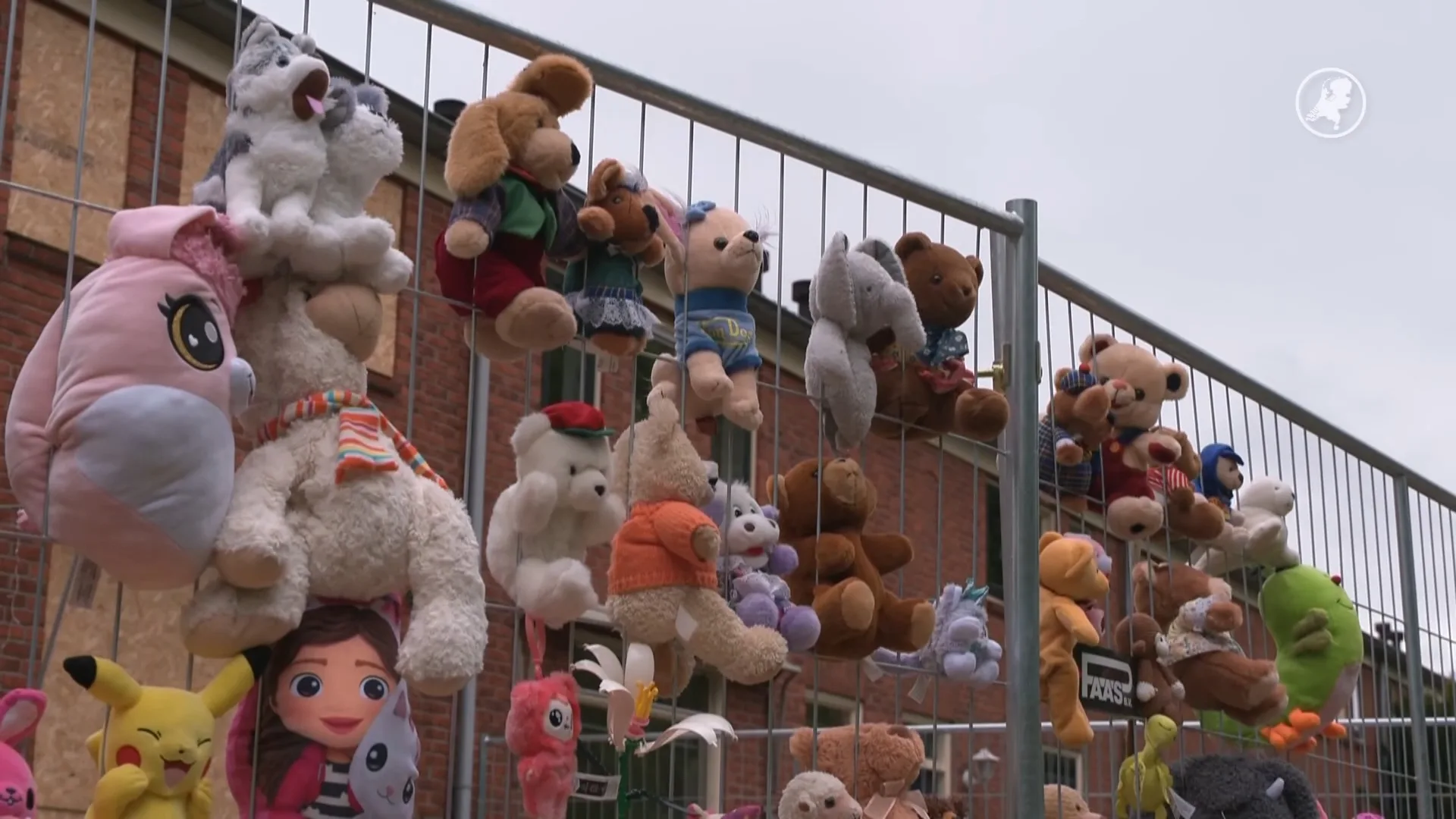 Knuffels neergelegd voor mishandelde kinderen in Stadskanaal