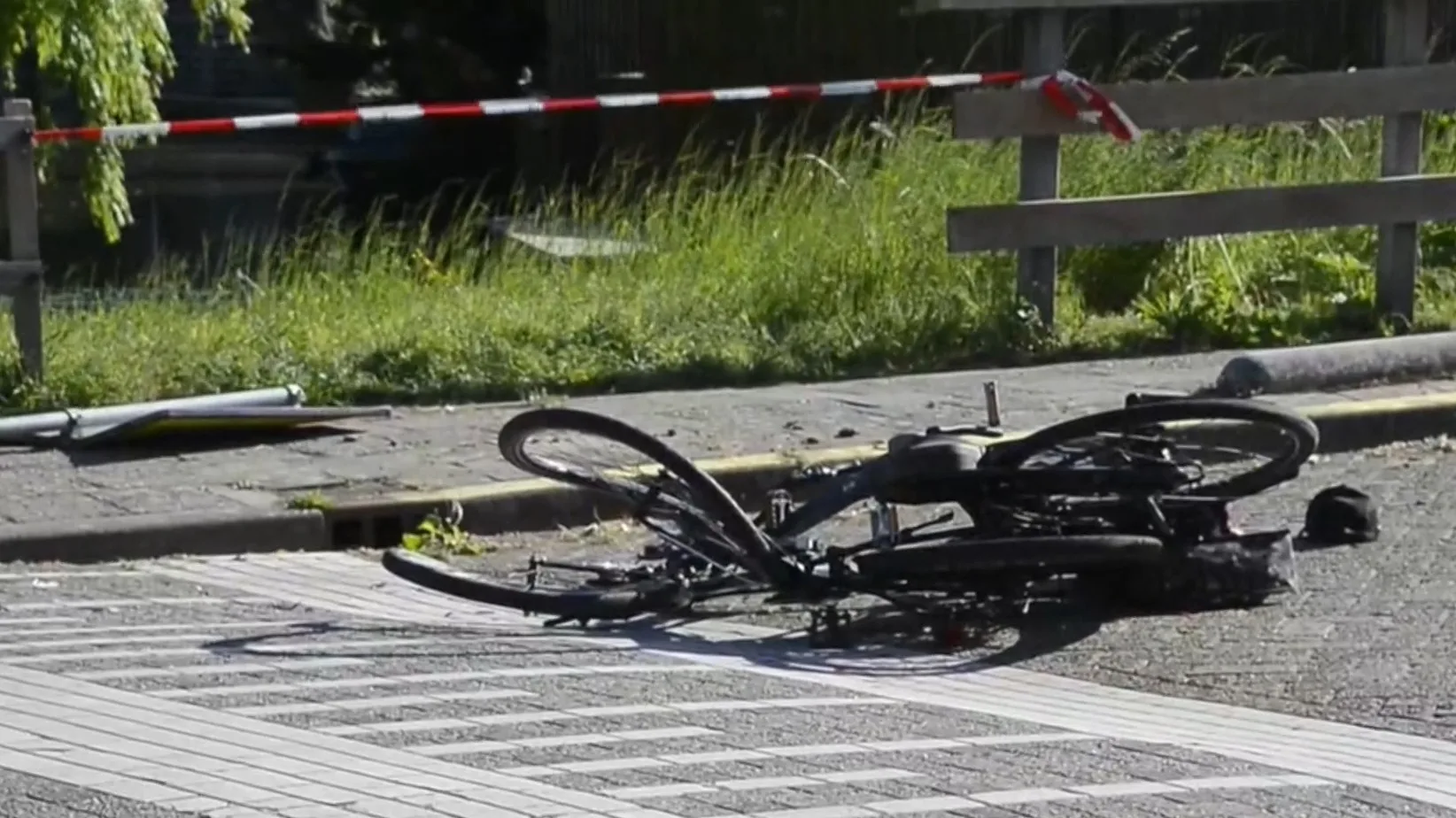 Twee fietsers aangereden in Noord-Scharwoude, 1 overlijdt en automobilist vlucht