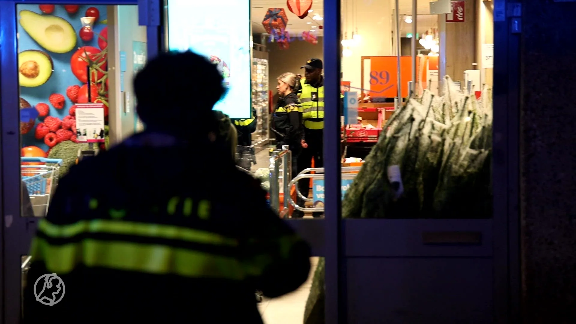 Man neergestoken in Amsterdamse supermarkt, verdachten gevlucht