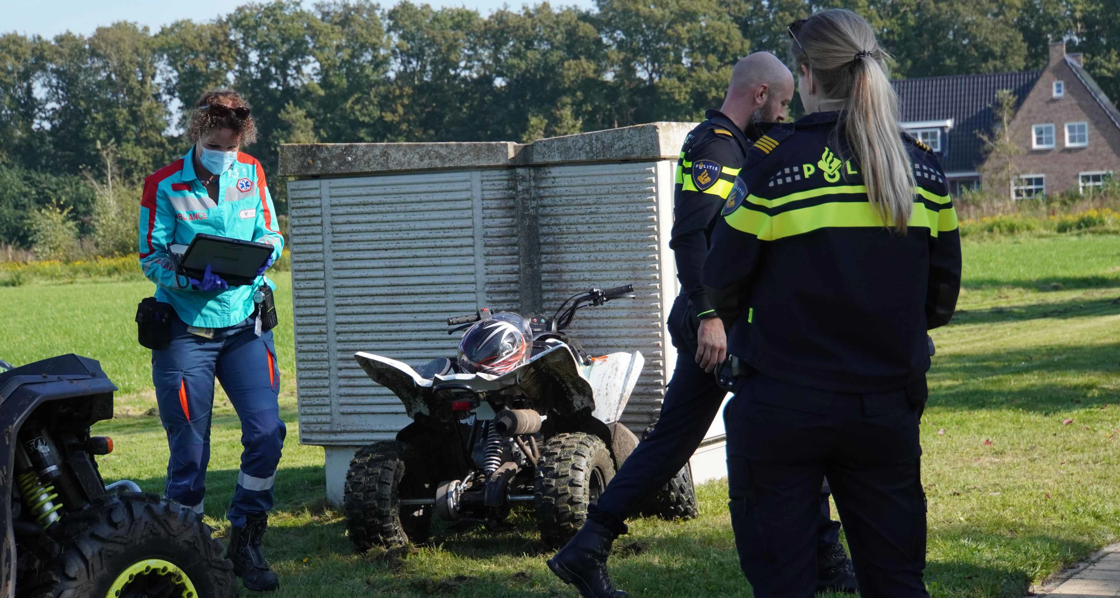 Jongetje (7) op quad raakt ernstig gewond na botsing tegen elektriciteitskast