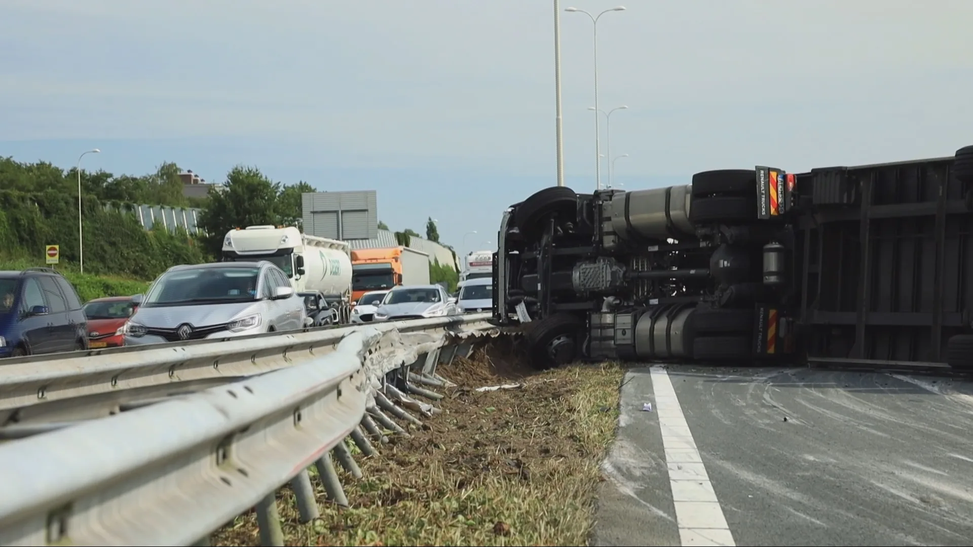 Gekantelde vrachtwagen dankzij luchtkussens overeind, A28 weer open