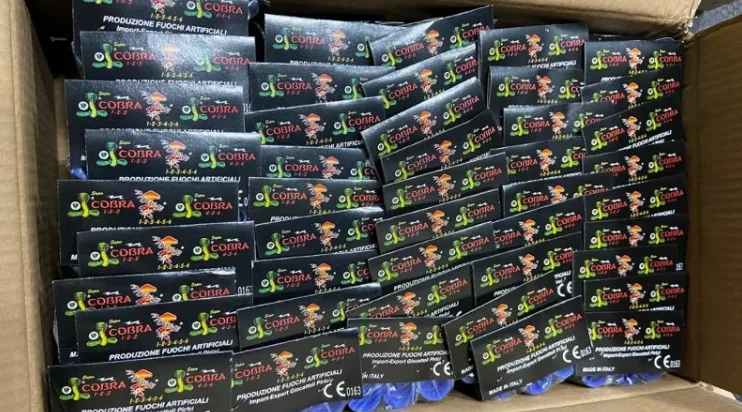 Politie stopt 22-jarige man die illegaal vuurwerk verkoopt vanuit zijn kofferbak