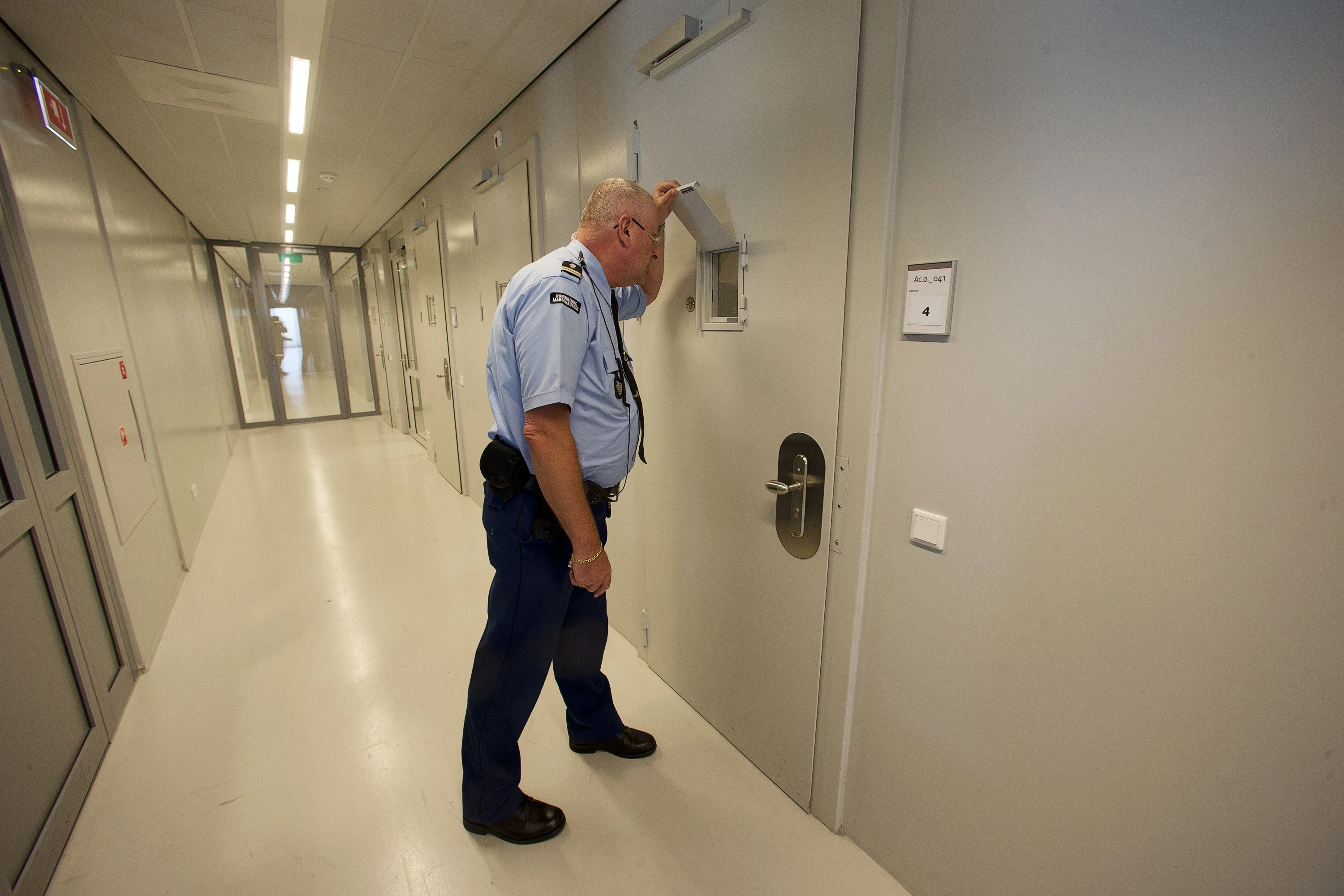 Gevangene op Schiphol per ongeluk te vroeg vrijgelaten