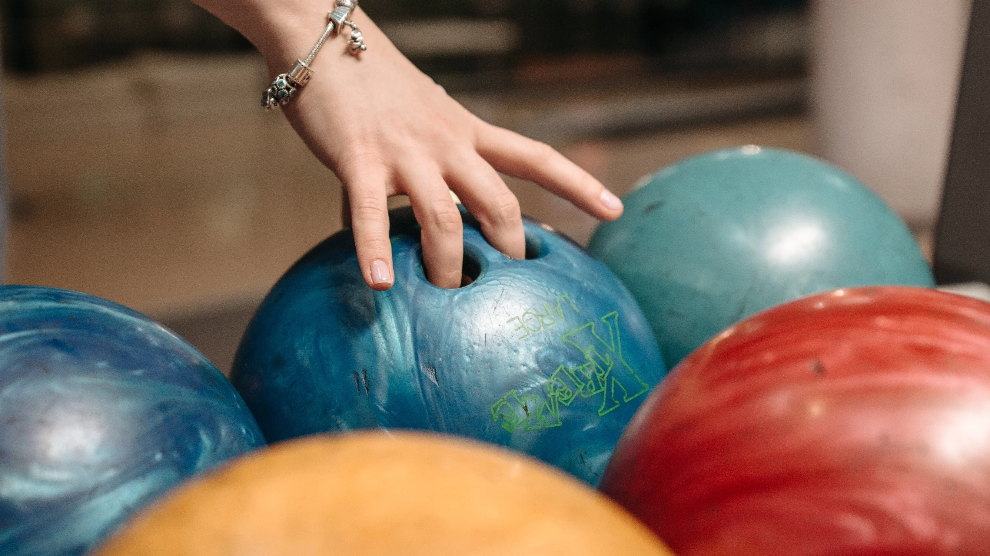 Jong meisje zit met vinger vast in bowlingbal, brandweer rukt uit om haar te bevrijden