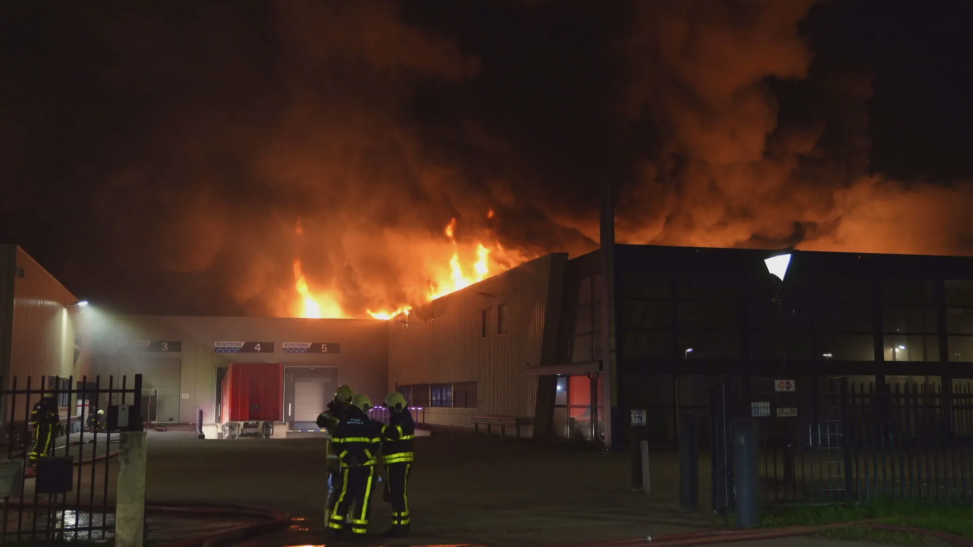 Grote uitslaande brand bij lampenbedrijf Waalwijk