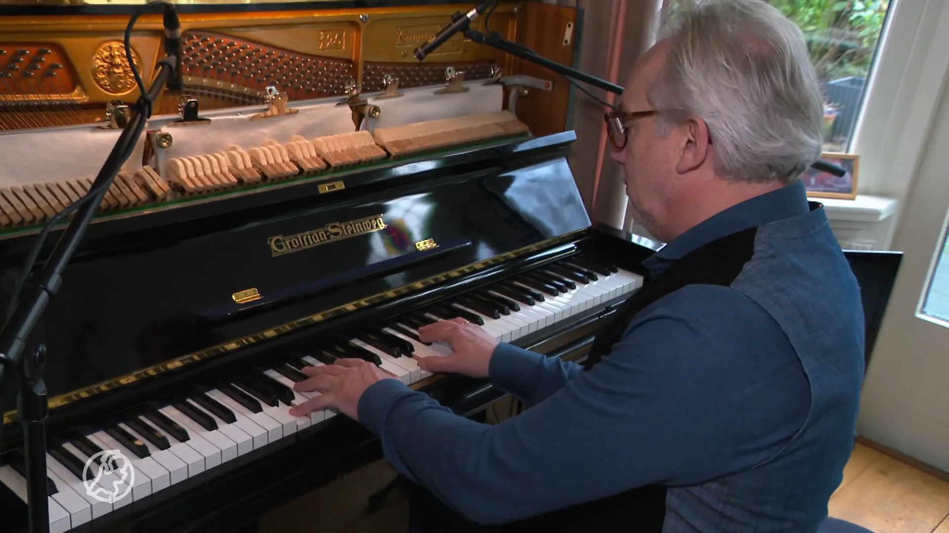 Ron breekt op 62-jarige leeftijd door met zijn pianomuziek: 'Alsof ik de Champions League heb gewonnen'