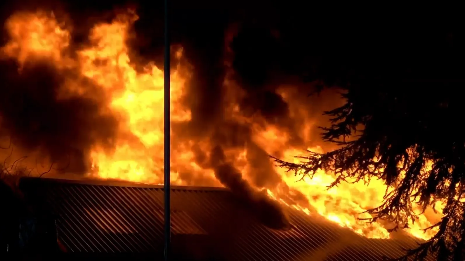Megabrand in West-Fries dorpje, vlammen overgeslagen naar meerdere gebouwen