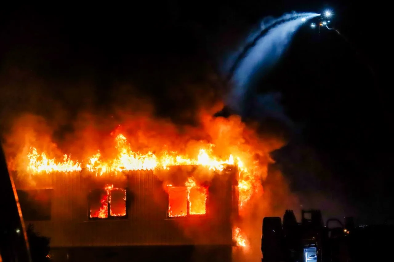 Grote uitslaande brand in pand Delden, meerdere woningen ontruimd