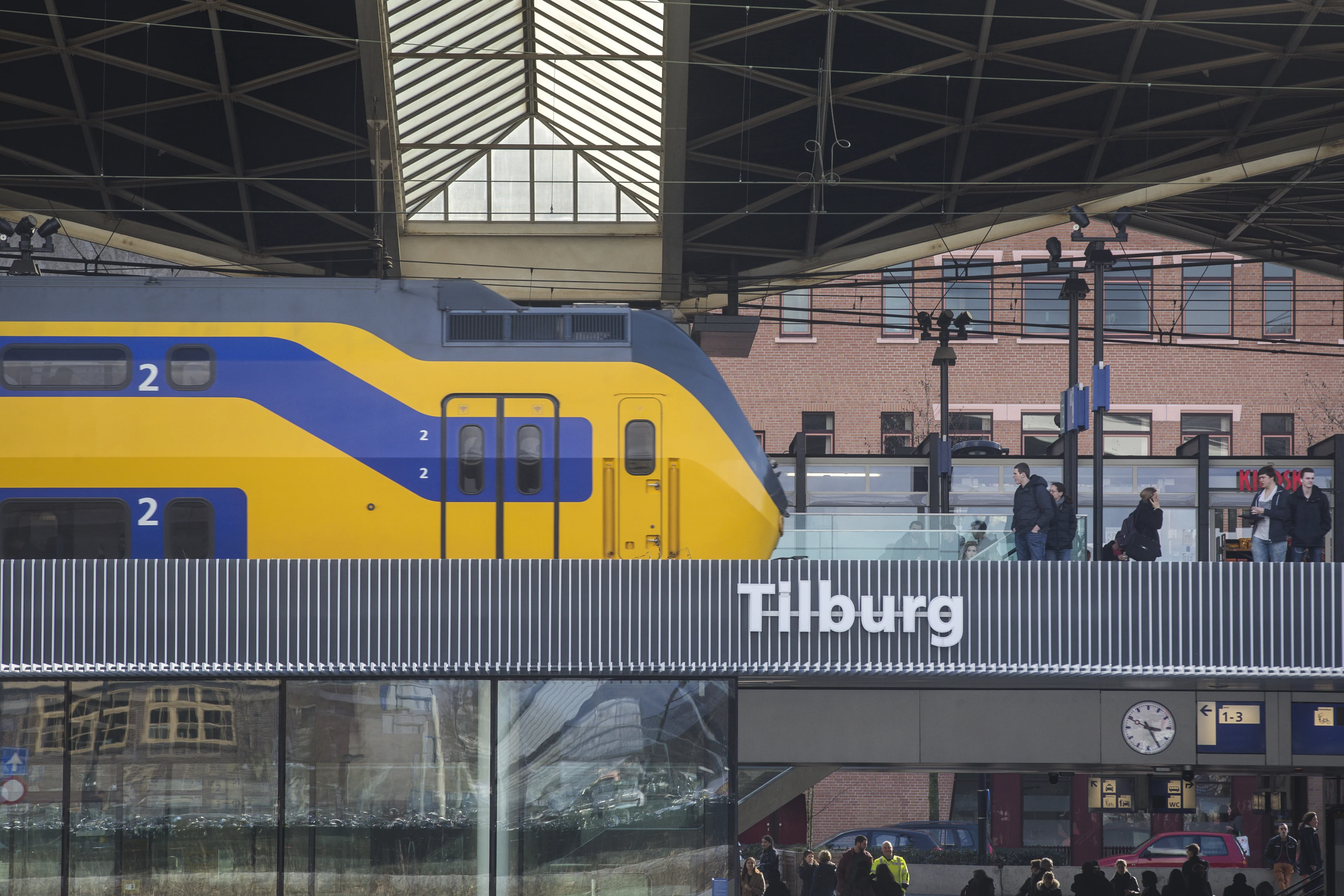 Dronken man duwt schoonmaker op spoor in station Tilburg