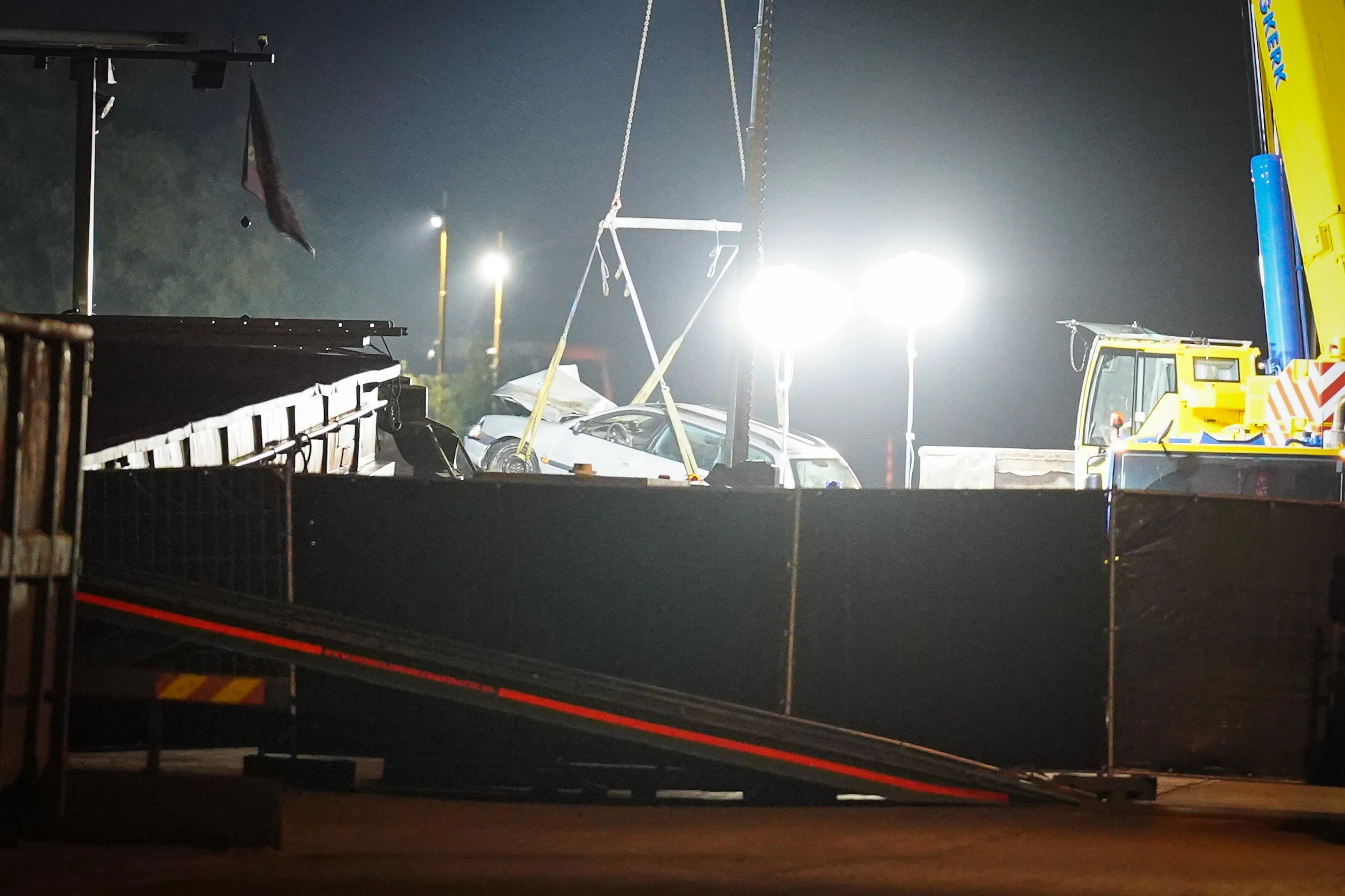 Auto met lichamen uit water gehesen: 'Rekening houden met verdrietig scenario'