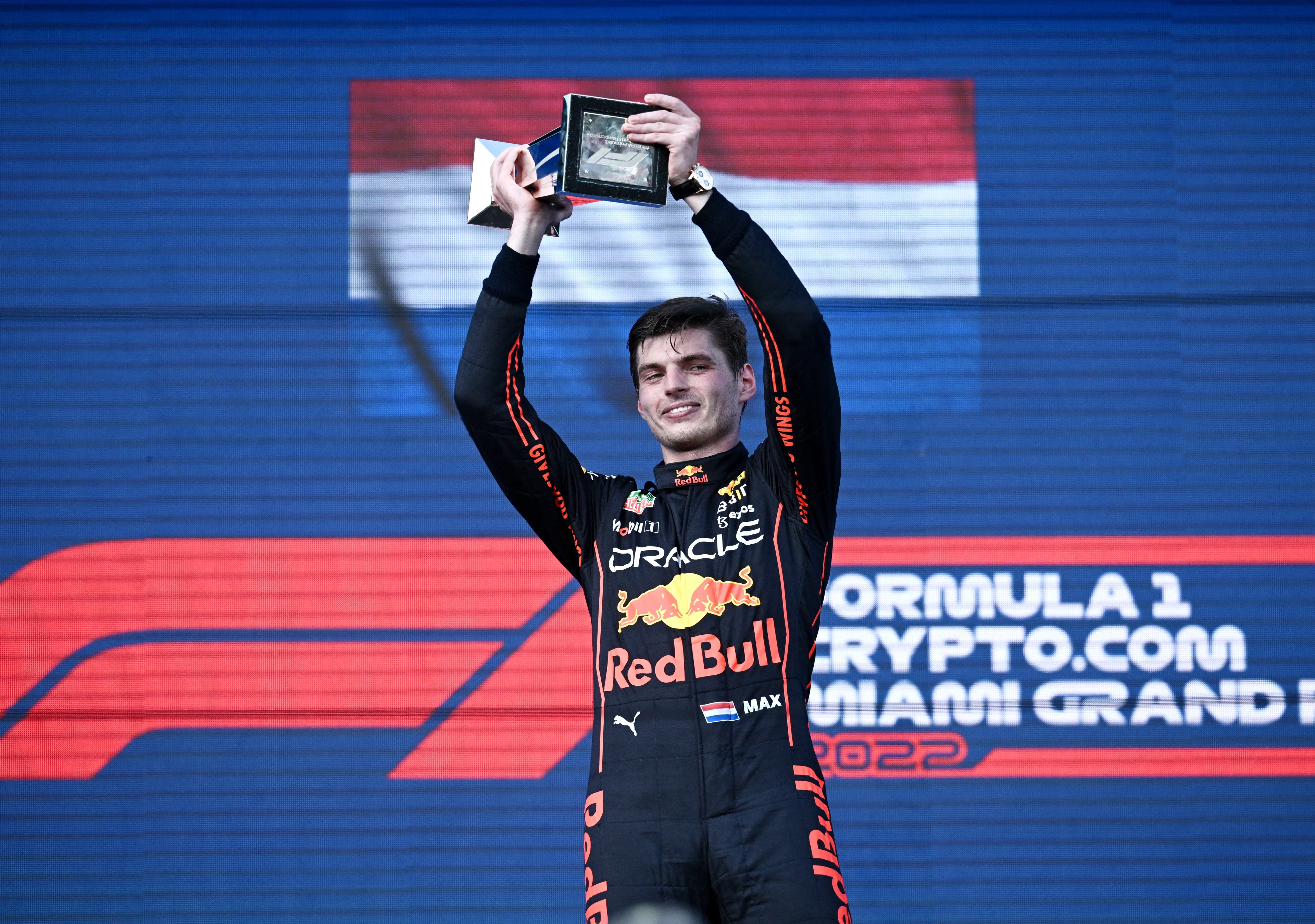Overtuigende Max Verstappen wint allereerste Grand Prix van Miami