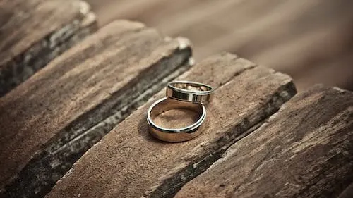 Robert-Jan vindt verloren trouwring in water, maar eigenaar gooit 'm terug