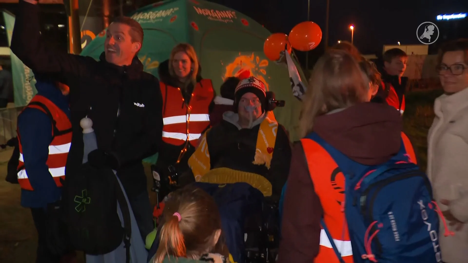 ALS-patiënt Frank loopt mee tijdens Sunrise Walk: "allemaal om de ziekte de wereld uit te helpen"