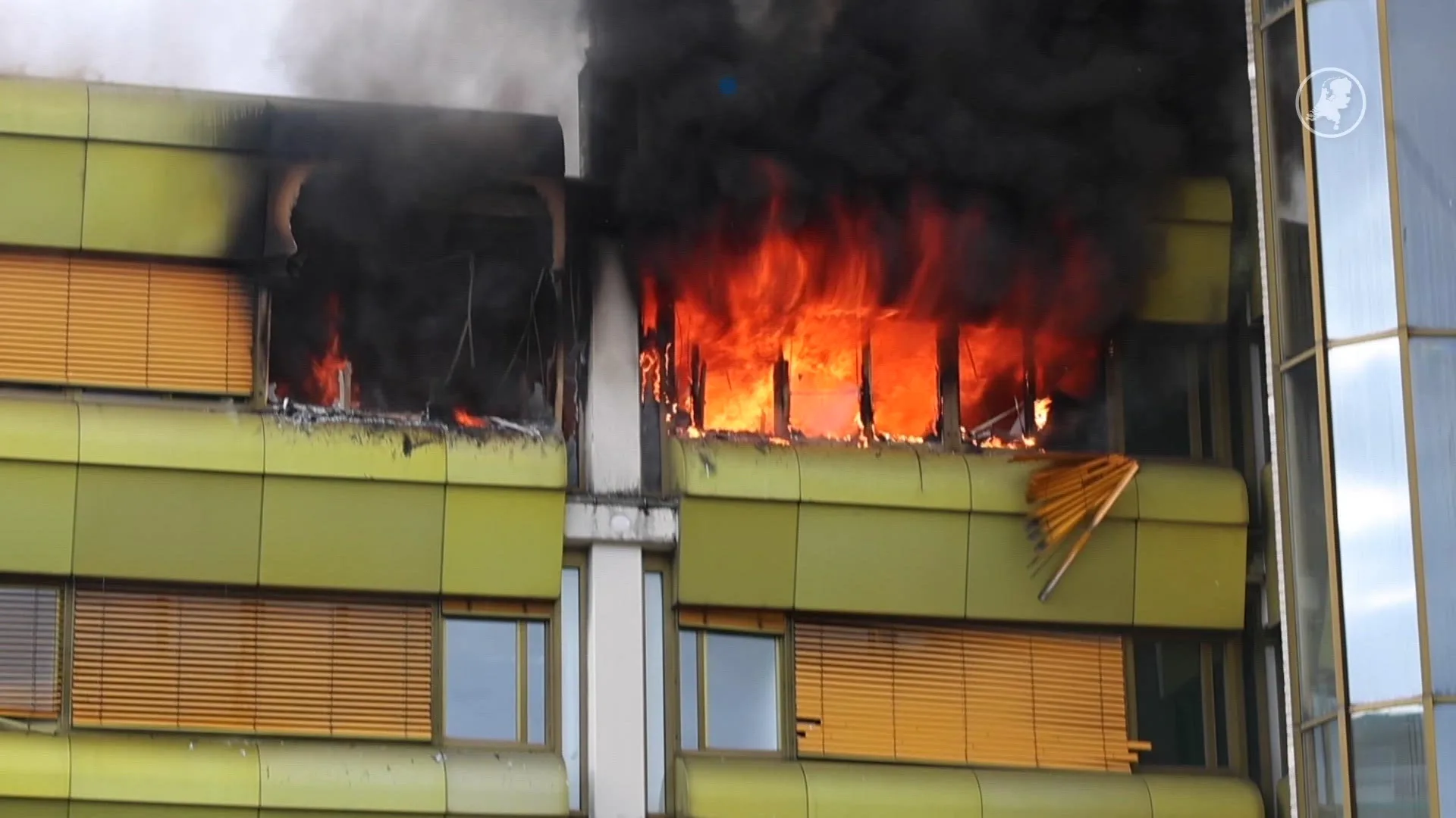 Zeer grote brand in leegstaand kantoor: vlammen slaan uit ramen