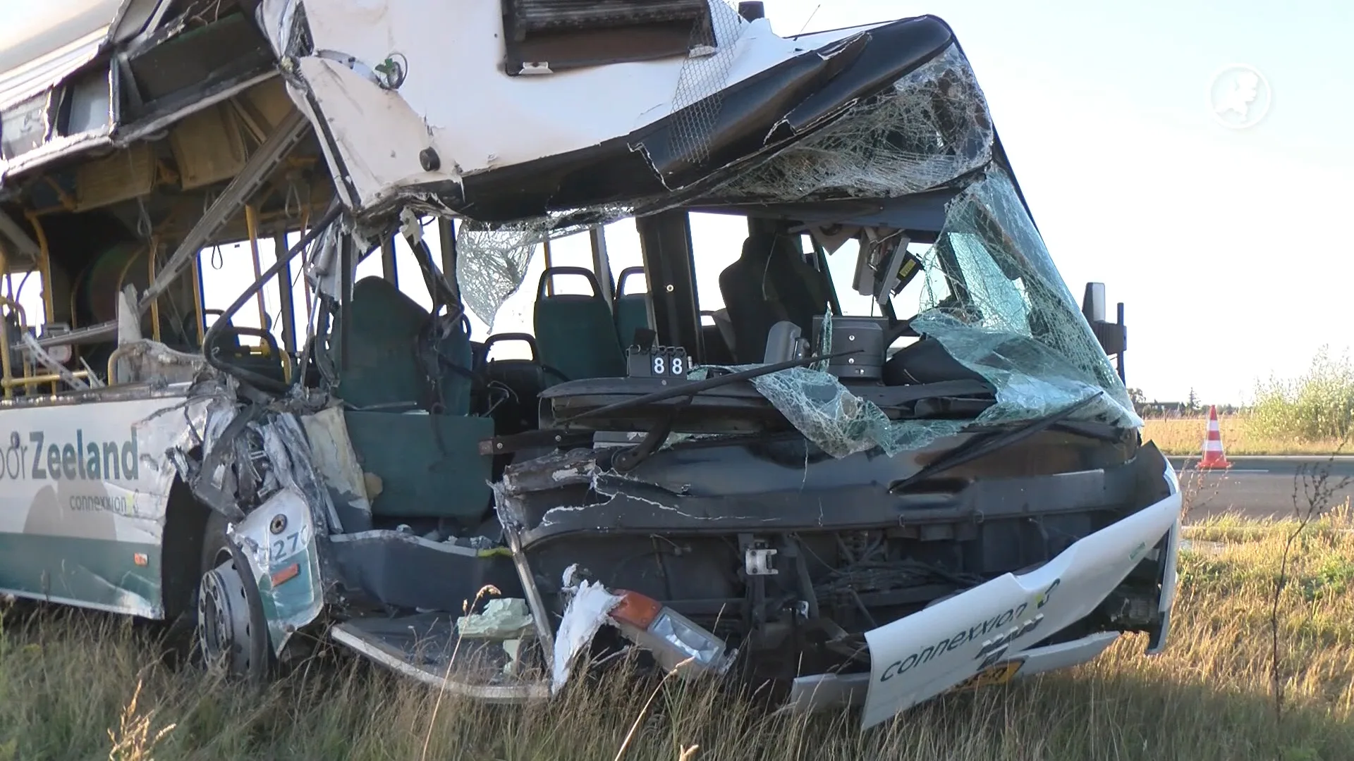 Zeventien gewonden bij botsing tussen lijnbus en vrachtwagen