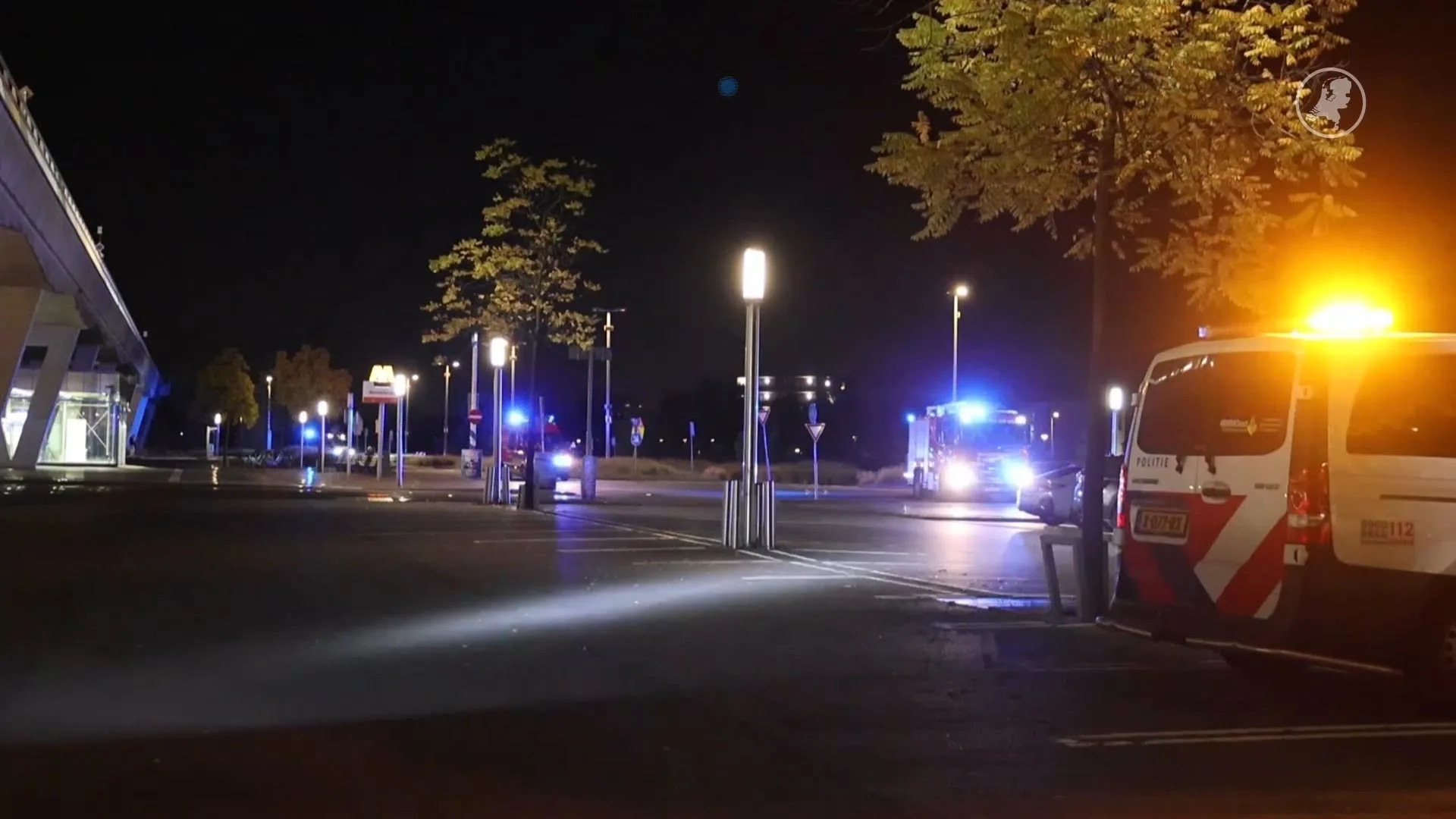 Auto in het water, vrouw gered van dak