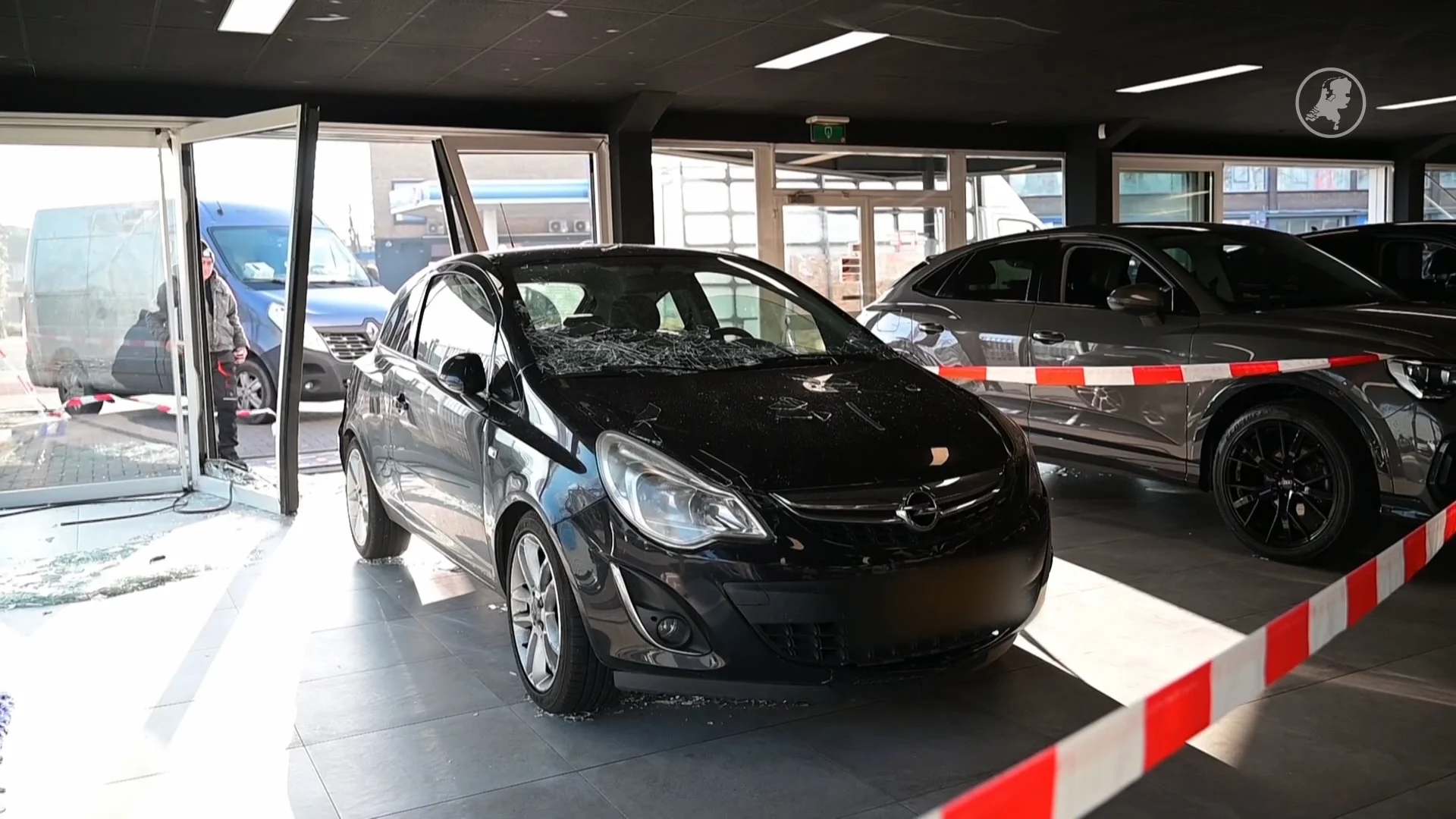 Auto vliegt na botsing met lijnbus door gevel van showroom