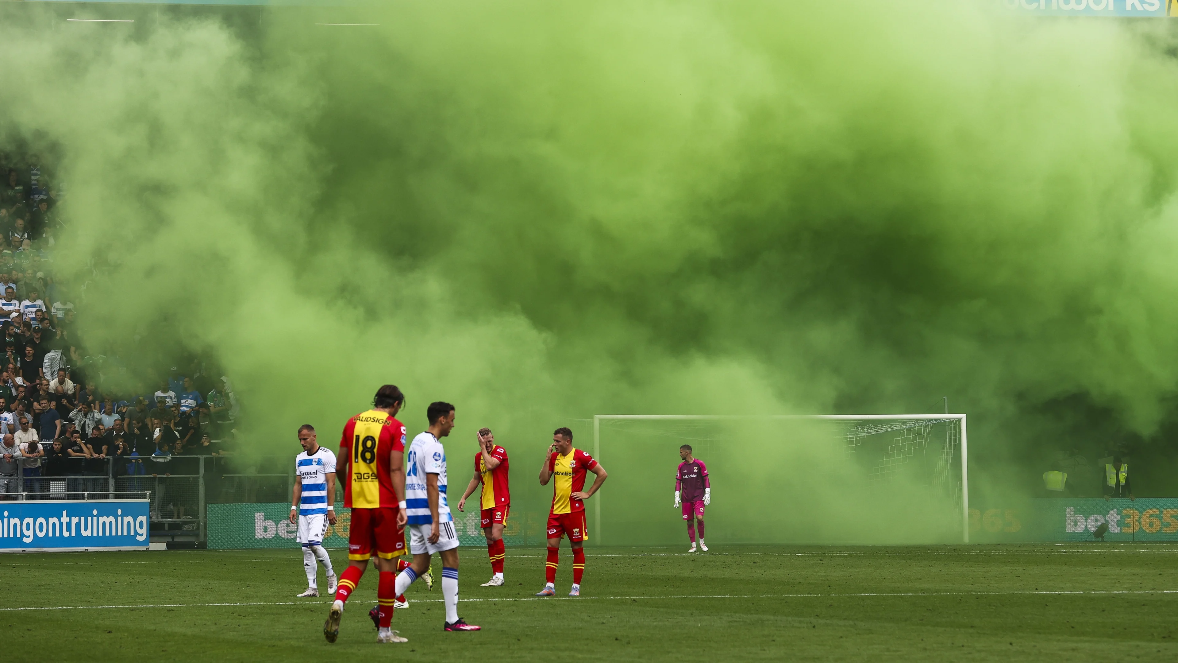 Twee supporters veroordeeld voor rookbommen bij PEC Zwolle