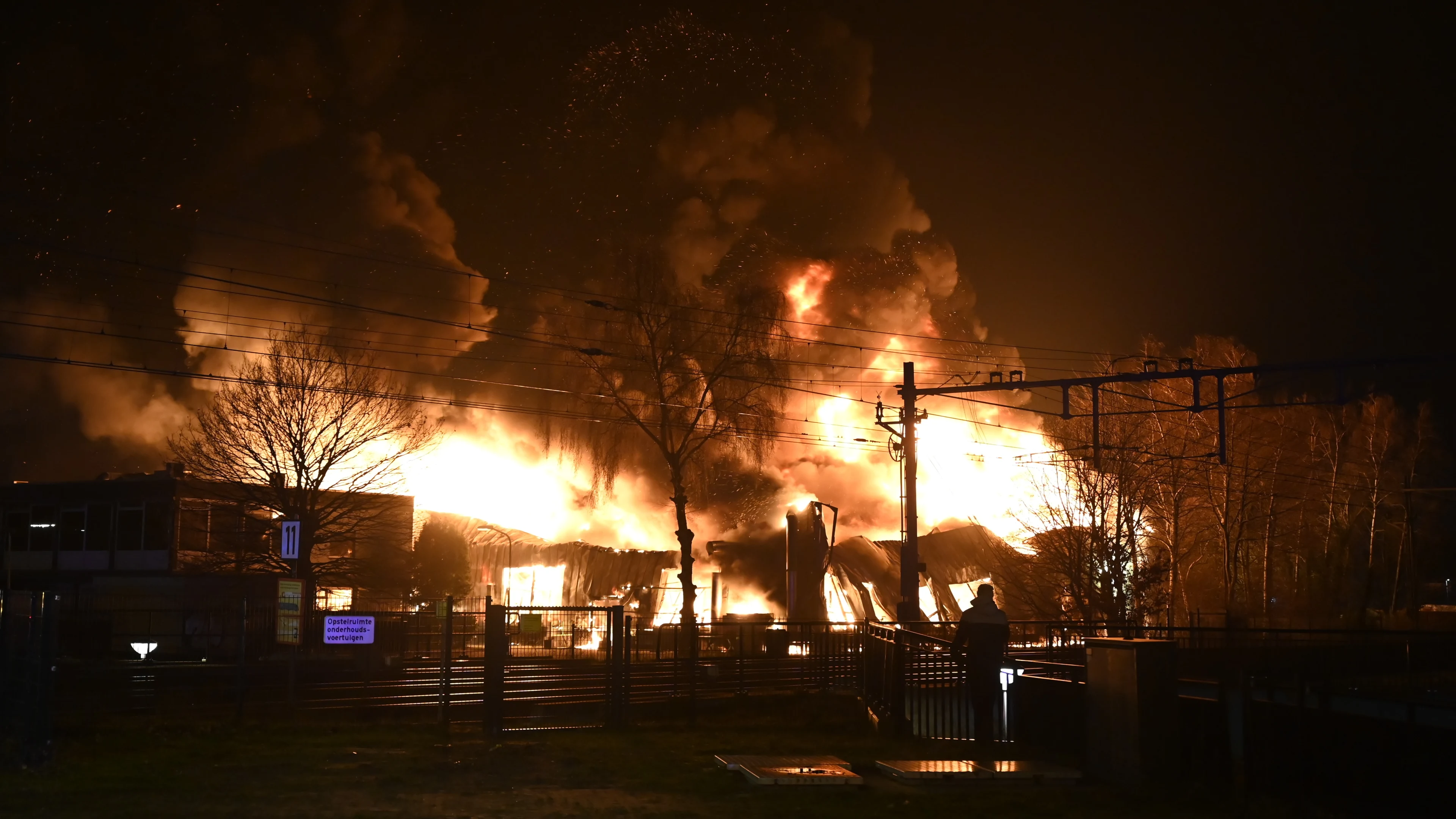 Grote brand in sportschool in Almelo onder controle