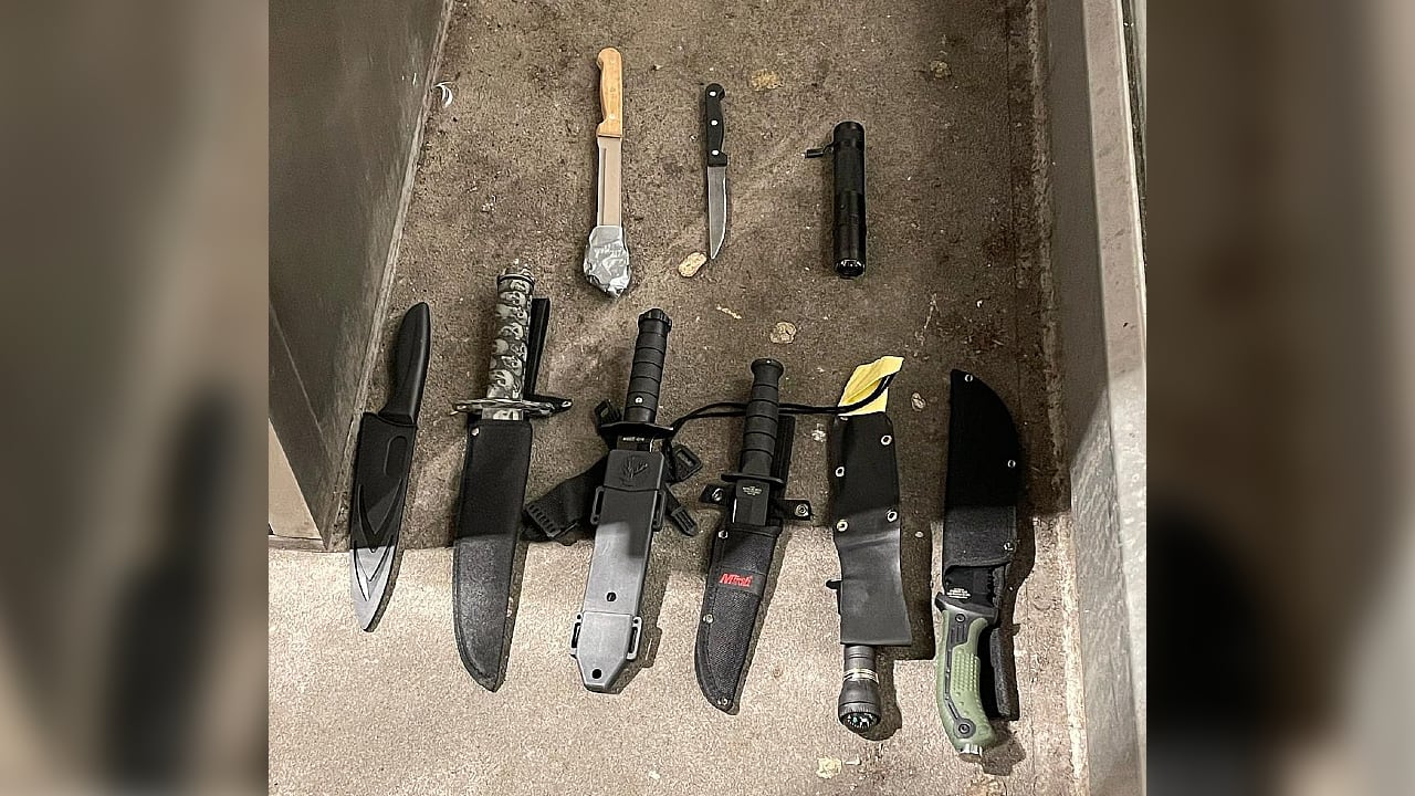 Agenten vinden messen, hamer en taser bij jongeren in Rotterdamse metro