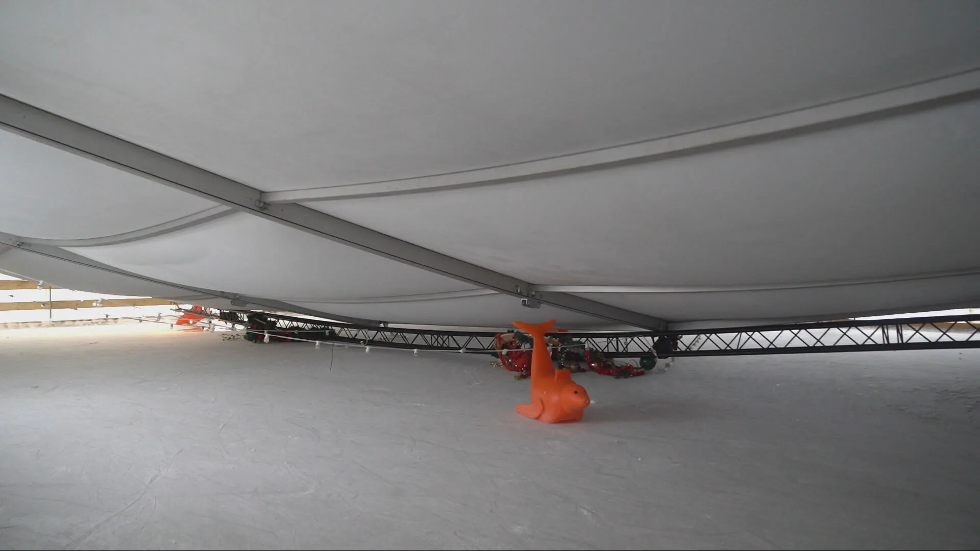 Dak ingestort door sneeuw bij ijsbaan Vught