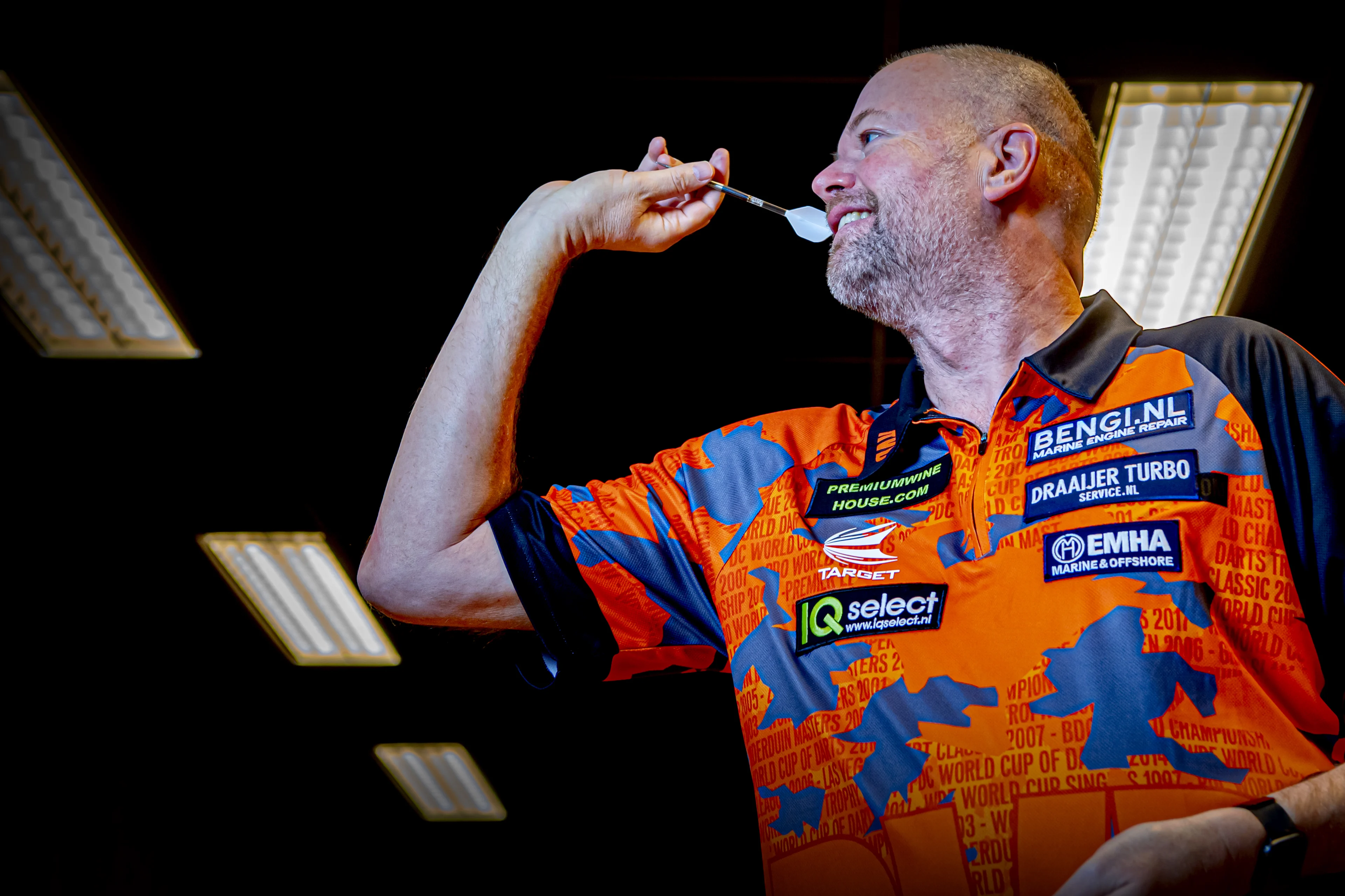 Darter Raymond van Barneveld onwel tijdens dartstoernooi