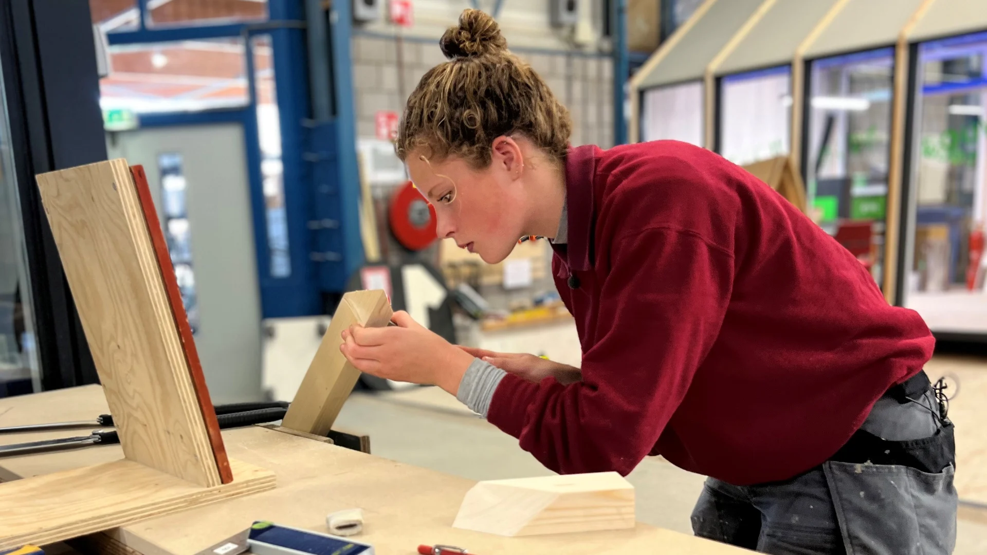 Yvanka (17) wint als eerste vrouw NK bouwtimmeren: 'Jongens een poepie laten ruiken!'