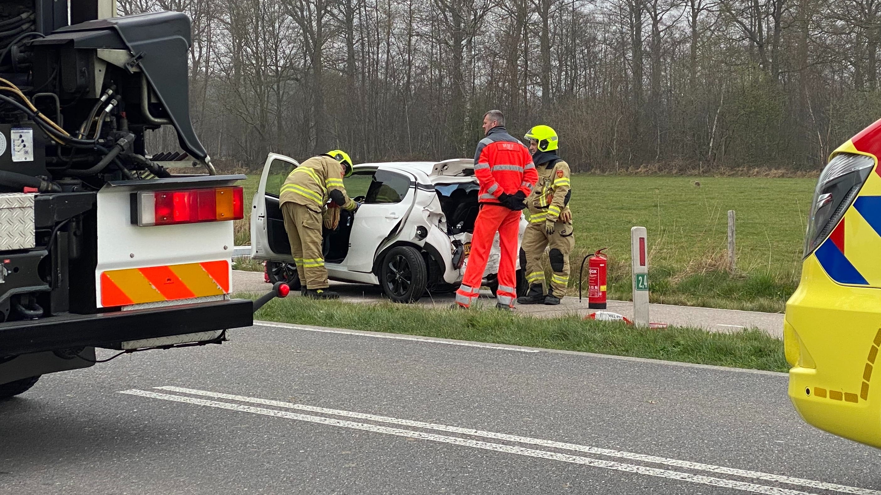 Militair transport leidt tot drie zwaargewonden door botsende auto's