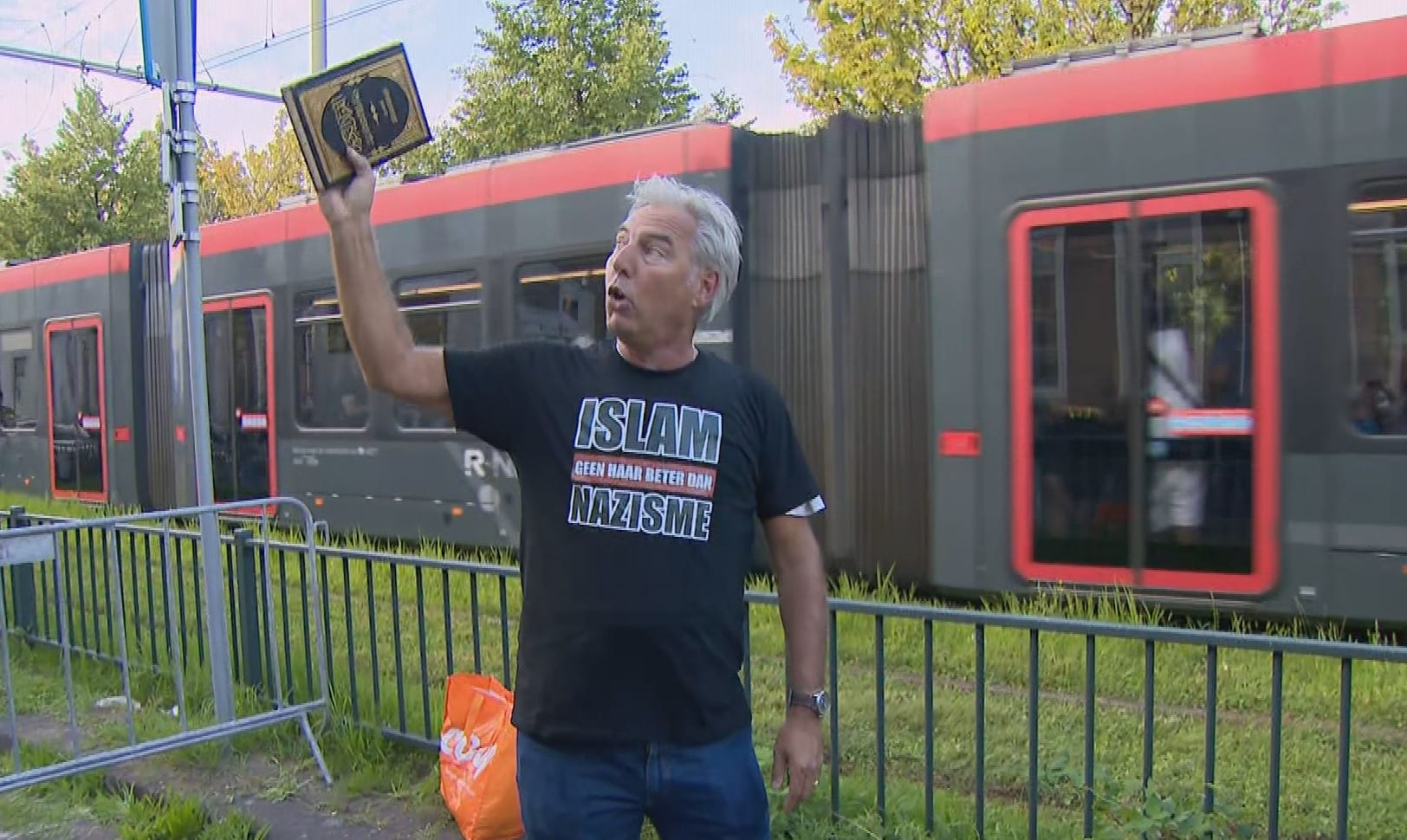 Nieuwe Koranverscheuring Pegida doet stof opwaaien: 'Verschrikkelijke haatactie'