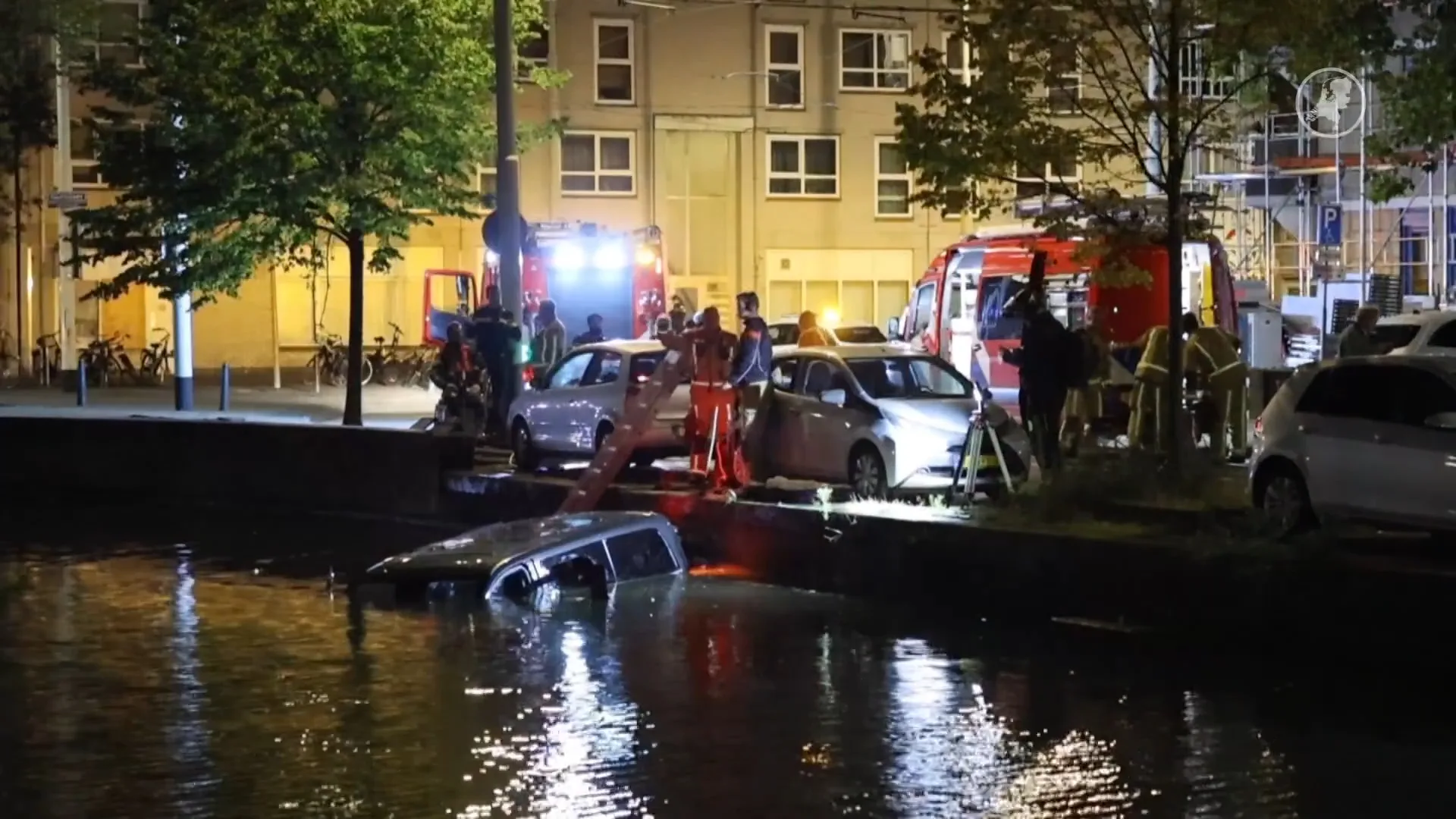 Drankrijder belandt met busje in Haagse gracht