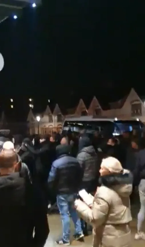 VIDEO: PSV-supporters bestormen hoofdingang Philips Stadion, ME voert charges uit