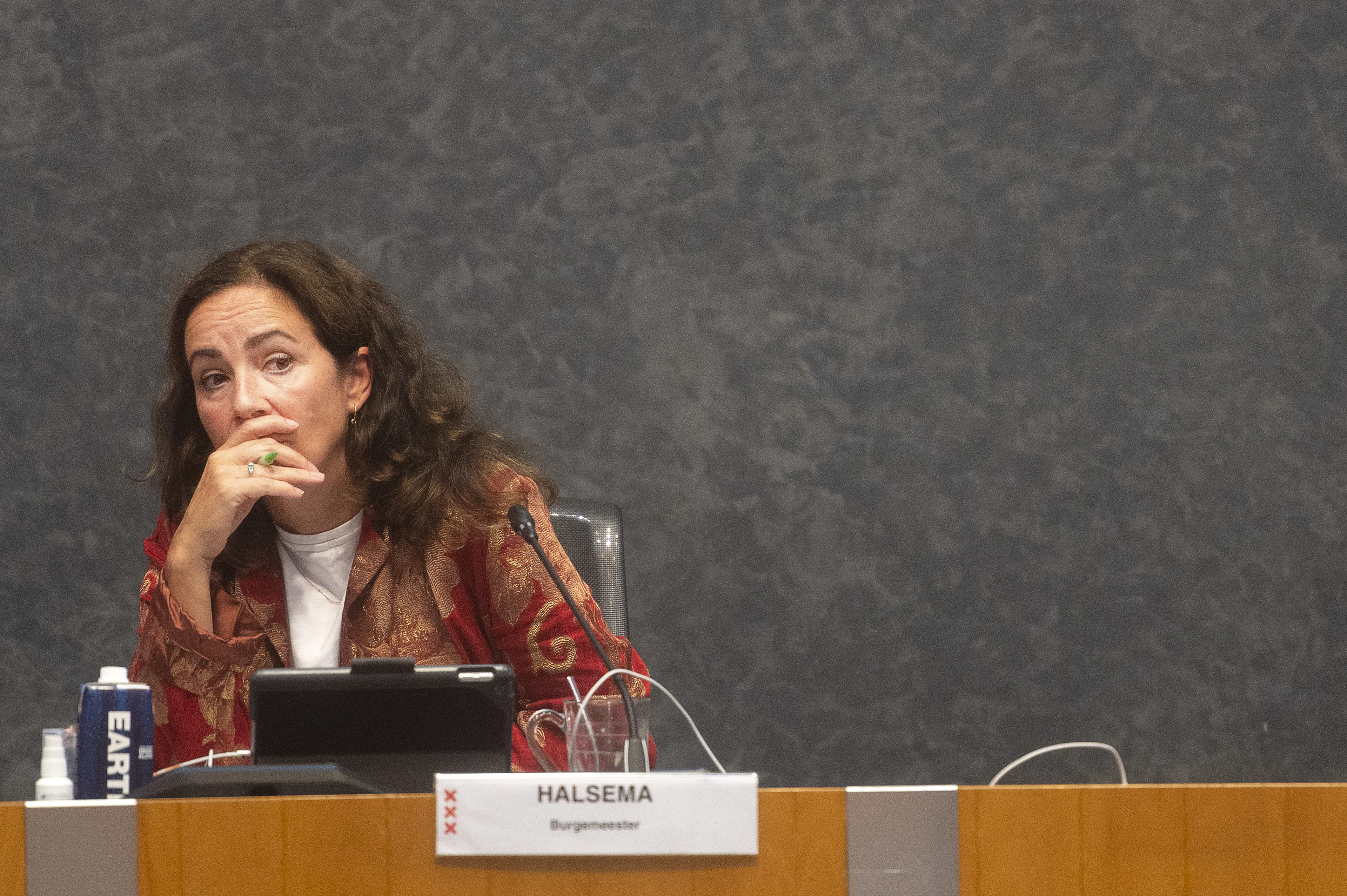 Burgemeester Halsema roept Amsterdammers dringend op: draag mondkapje in publieke binnenruimtes