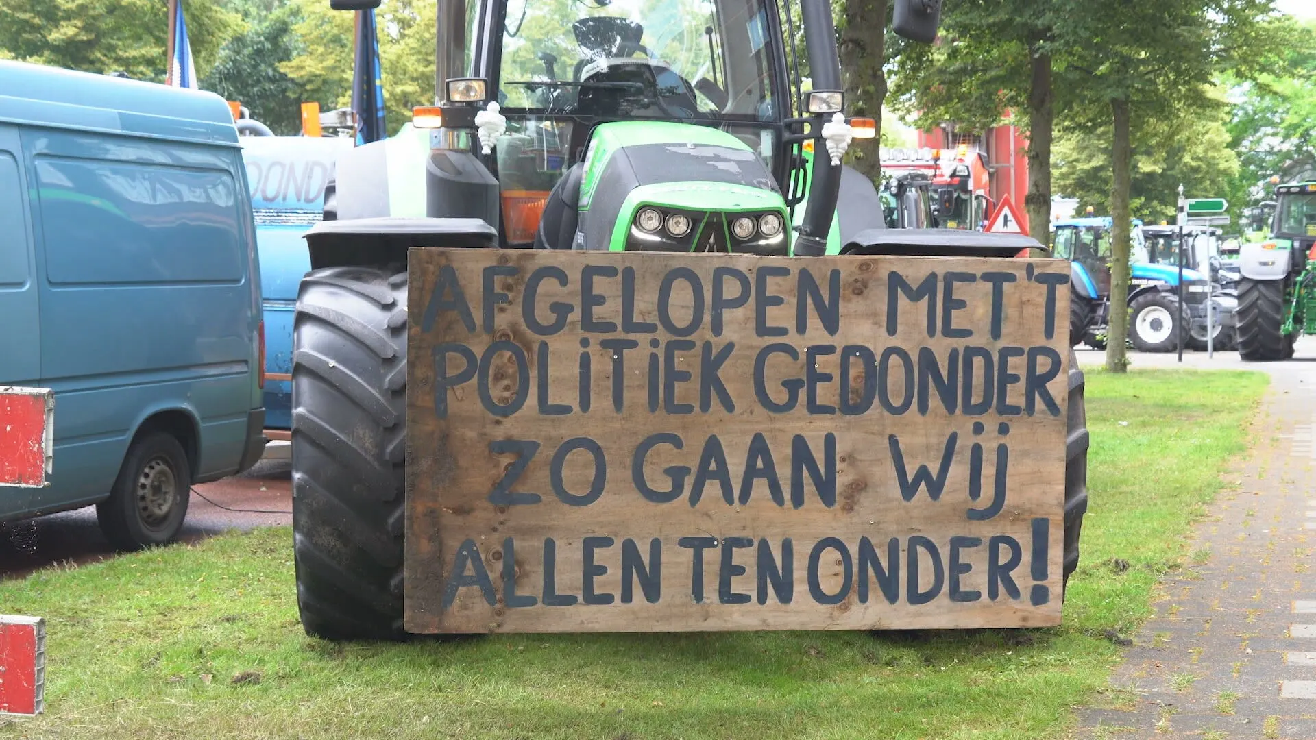 Boze boeren blokkeren met trekkers distributiecentrum AH in Zwolle