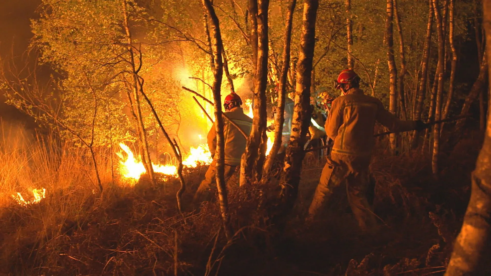 Brandweer kan natuurbrand Deurnese Peel niet bedwingen, vuur laait verder op